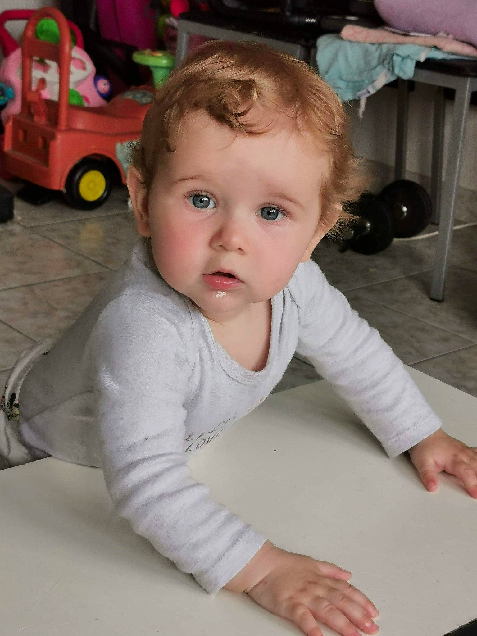 Lyna participe au concours pour gagner de l'argent avec cette photo : baby, cheek, child, crawling, person, play, skin, surprise, toddler