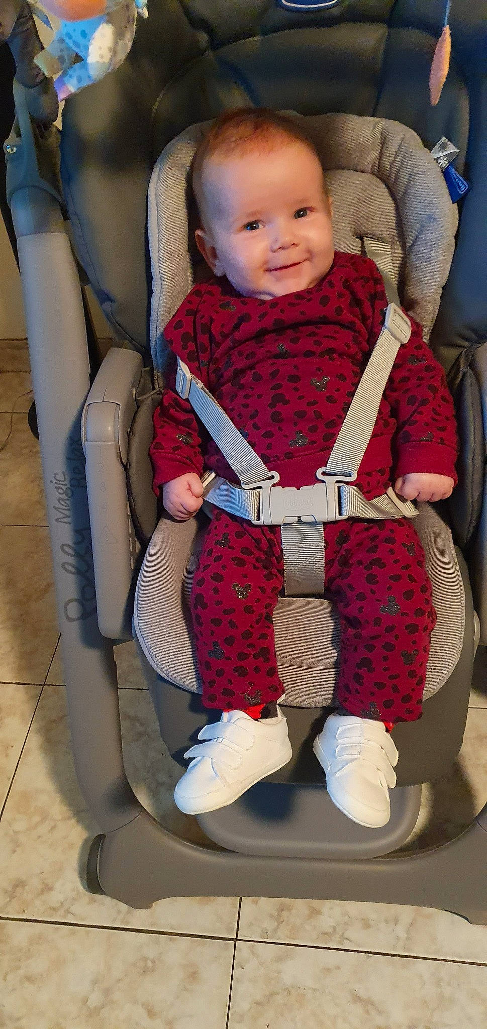 Lyna participe au concours pour gagner de l'argent avec cette photo : baby, baby_carriage, baby_in_car_seat, baby_products, car_seat, child, person, product, toddler