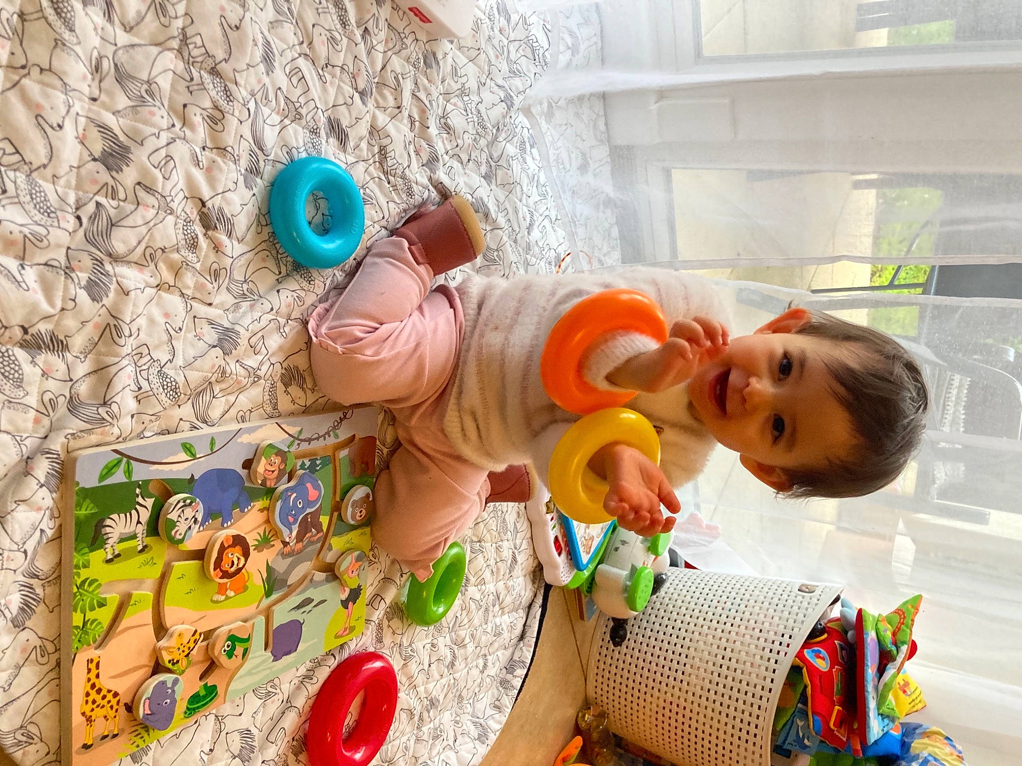 Victoria participe au concours pour gagner de l'argent avec cette photo : baby_products, baby_toys, blue, child, finger, fun, green, human, mammal, organism, people, person, plush, product, room, stuffed_toy, textile, toy, vertebrate, wall