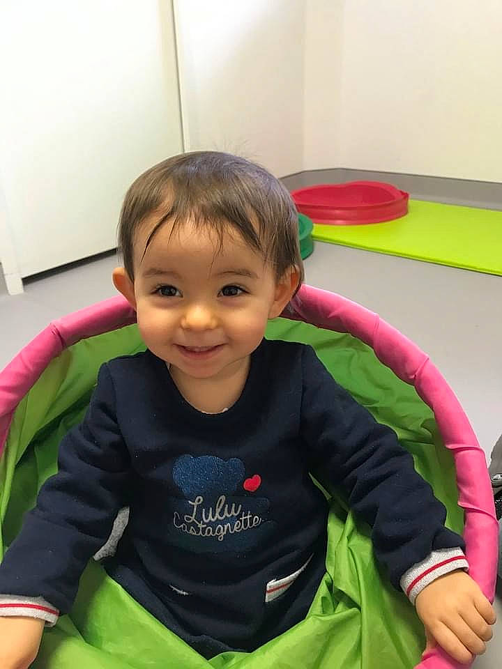 Victoria a rejoint le concours — aidez-le/la à gagner de superbes lots ! baby, baby_products, baby_toddler_clothing, child, joy, lap, overall, person, play, sitting, toddler