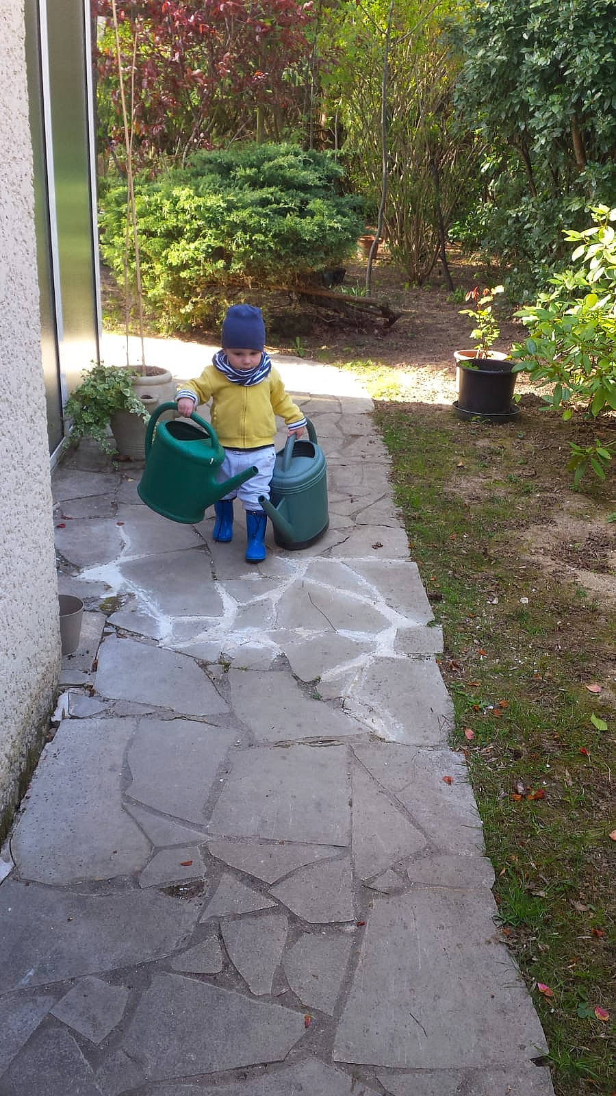 Gabriel participe au concours pour gagner de l'argent avec cette photo : backyard, concrete, flagstone, flooring, garden, grass, landscaping, lawn, patio, person, plant, road_surface, rock, soil, walkway, yard