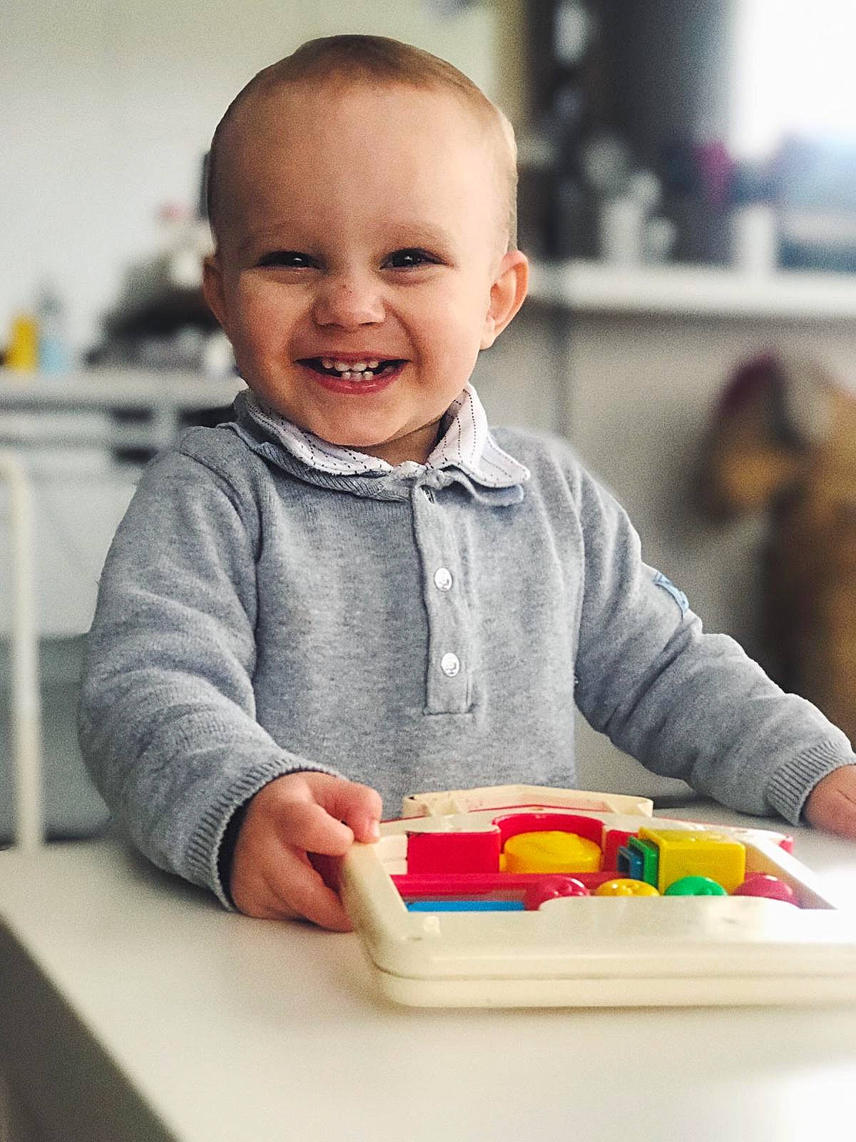 Gabriel a rejoint le concours — aidez-le/la à gagner de superbes lots ! baby, baby_playing_with_toys, cheek, child, joy, person, play, product, sitting, smile, toddler, toy