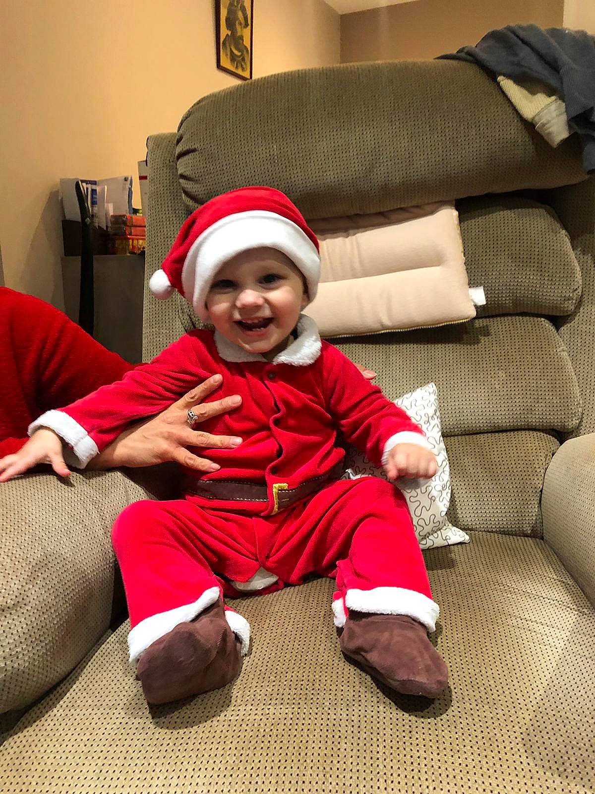 Gabriel a rejoint le concours — aidez-le/la à gagner de superbes lots ! baby, child, christmas, christmas_eve, comfort, couch, fictional_character, furniture, headgear, headwear, holiday, joy, person, room, santa_claus, smile, toddler