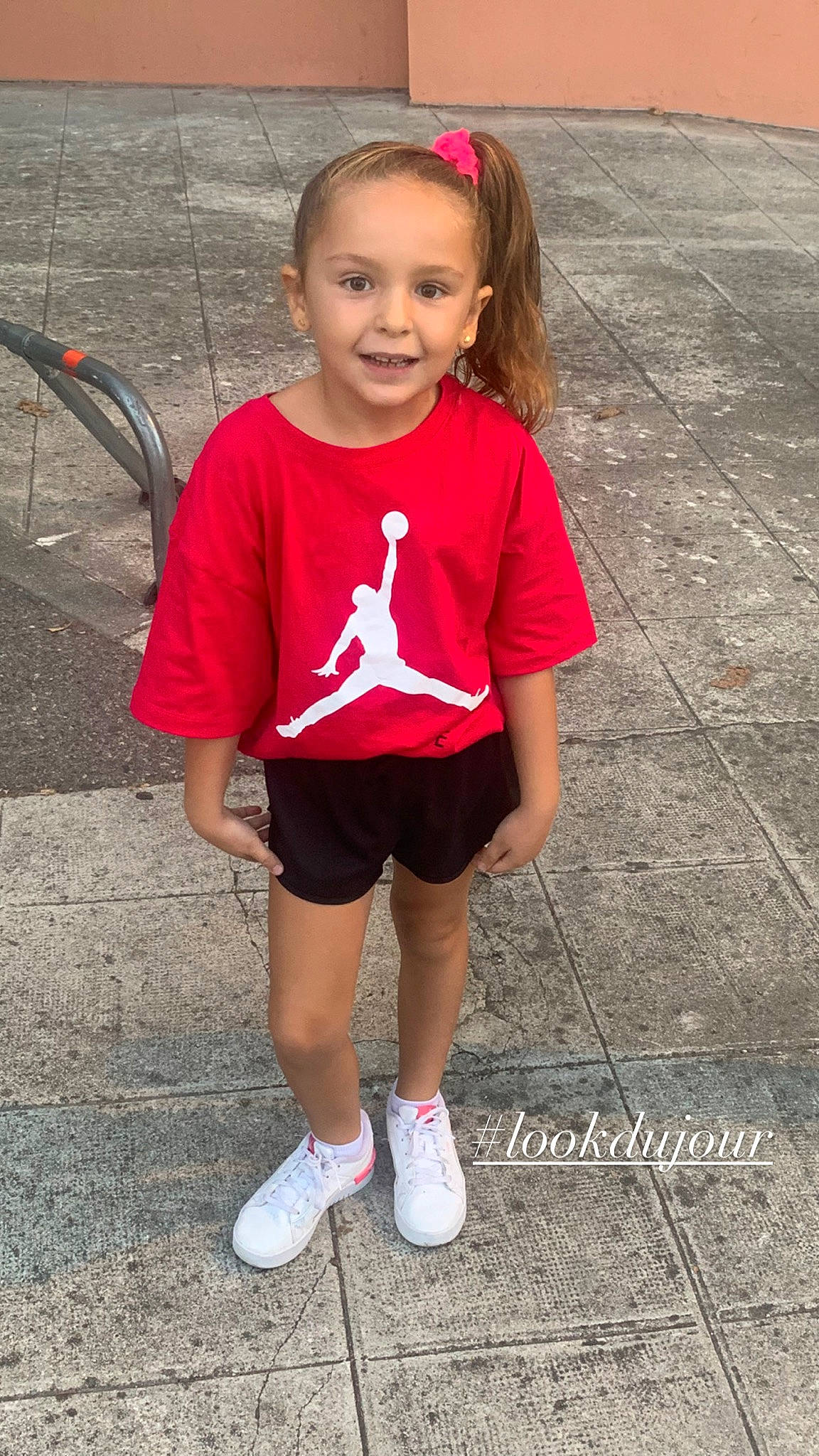 Lolie participe au concours pour gagner de l'argent avec cette photo : baby_toddler_clothing, child, eye, face, hair, happy, head, human_leg, joy, magenta, person, pink, recreation, shorts, sleeve, smile, sneakers, sportswear, t_shirt, thigh