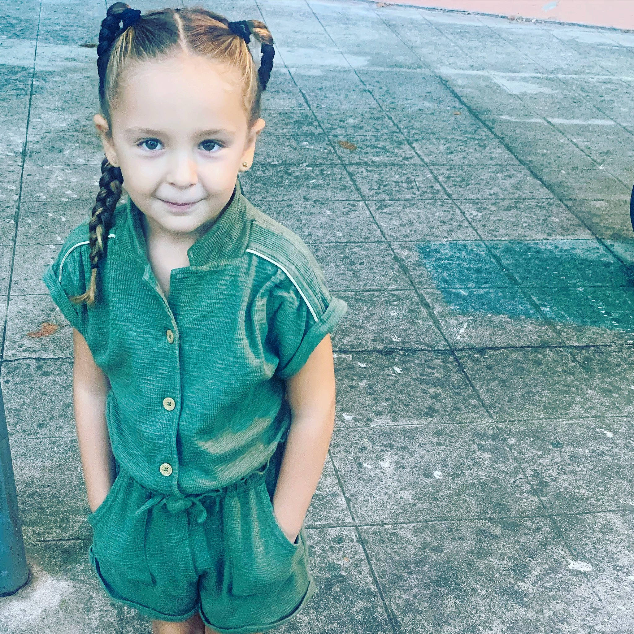 Lolie a rejoint le concours — aidez-le/la à gagner de superbes lots ! aqua, baby, baby_toddler_clothing, blue, cool, denim, electric_blue, eyelash, fun, grass, hair, happy, head, joy, pattern, person, road_surface, shoulder, sleeve, smile