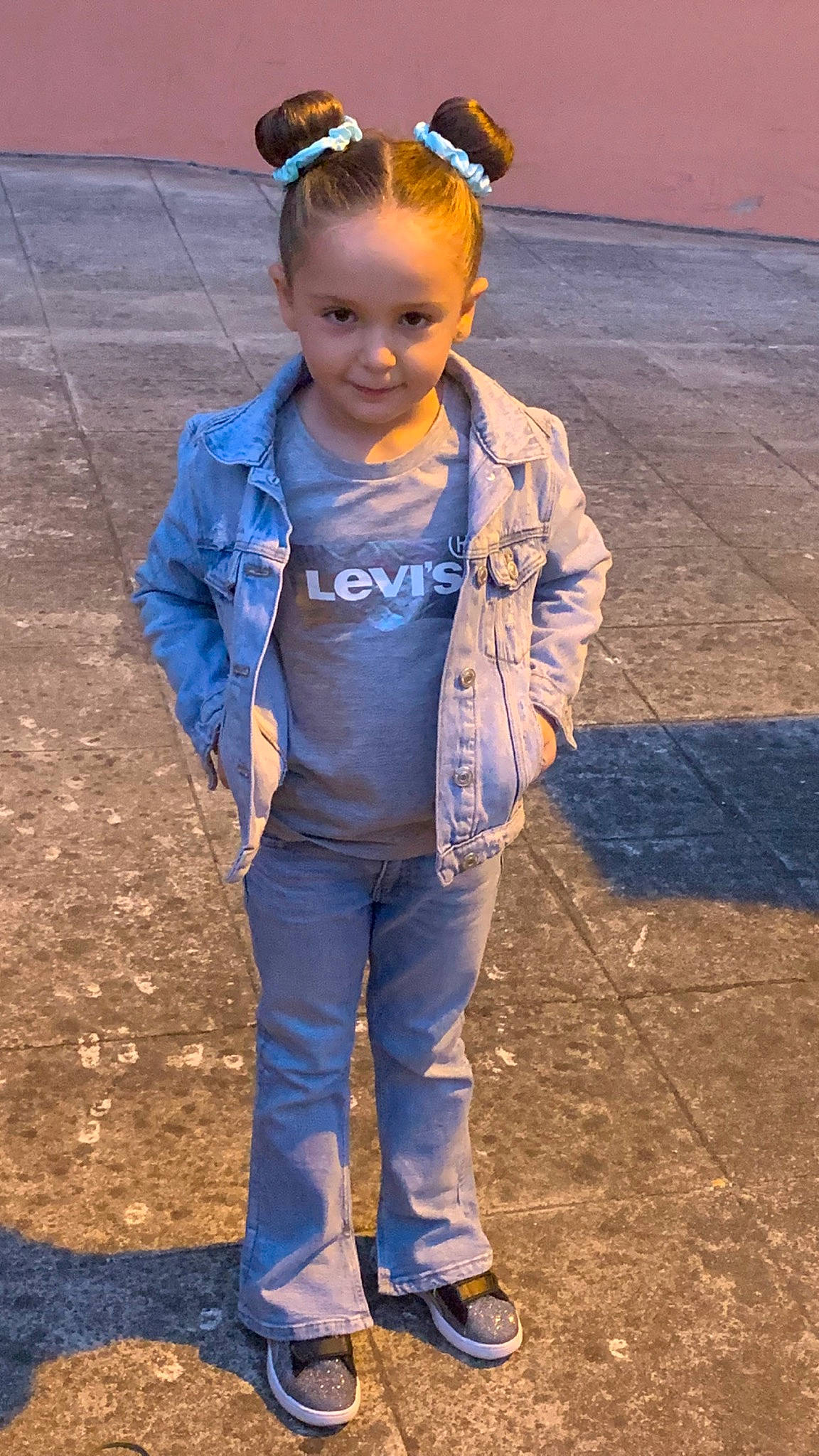 Lolie a rejoint le concours — aidez-le/la à gagner de superbes lots ! asphalt, blue, child, denim, electric_blue, eye, face, fashion_accessory, fun, grass, happy, head, headgear, joy, leisure, person, personal_protective_equipment, recreation, smile, soil