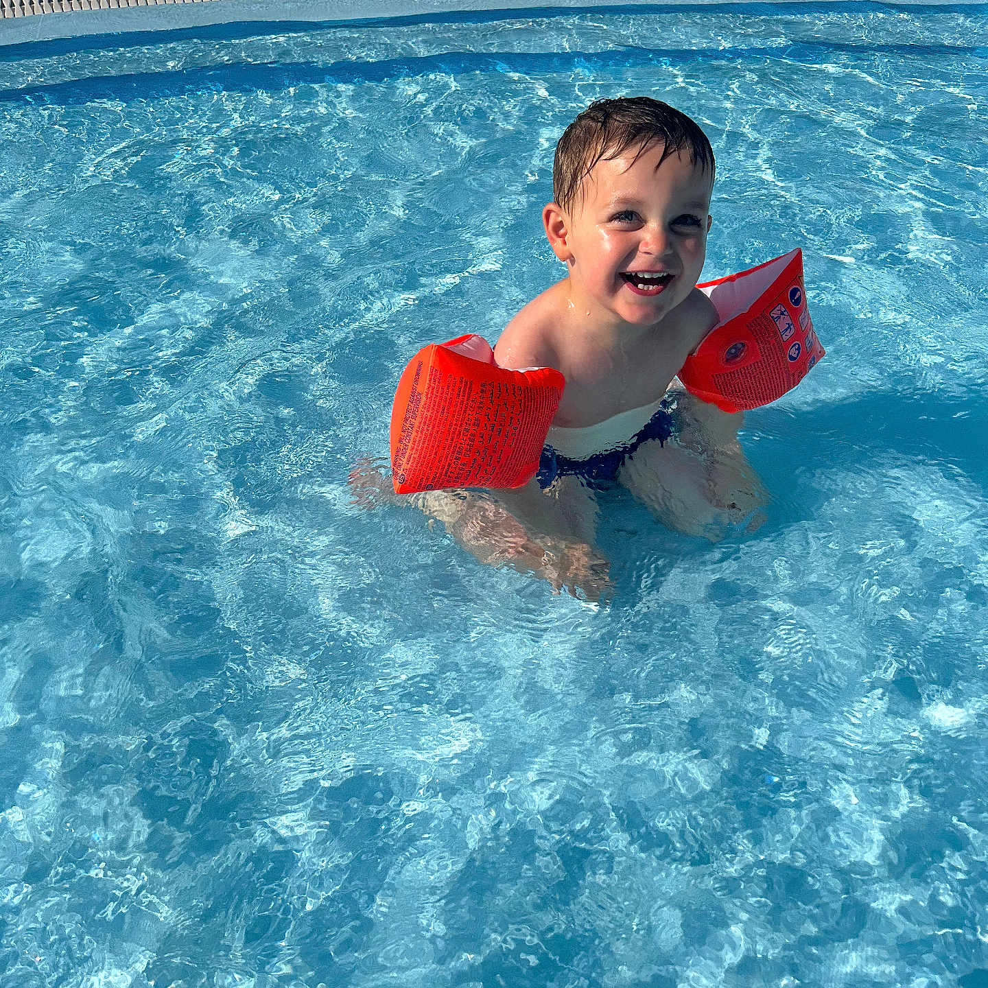 Rodrigo a rejoint le concours — aidez-le/la à gagner de superbes lots ! blue, boy, child, childhood, floaties, fun, happy, leisure, outdoor, play, pool, recreation, smiling, splashing, summer, sunlight, swimming, swimwear, water, wet_hair