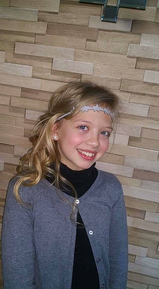 Lou-ann participe au concours pour gagner de l'argent avec cette photo : beauty, blond, brown_hair, eye, facial_expression, forehead, fun, girl, hair, hairstyle, head, human_hair_color, joy, lady, long_hair, organ, outerwear, person, portrait, smile