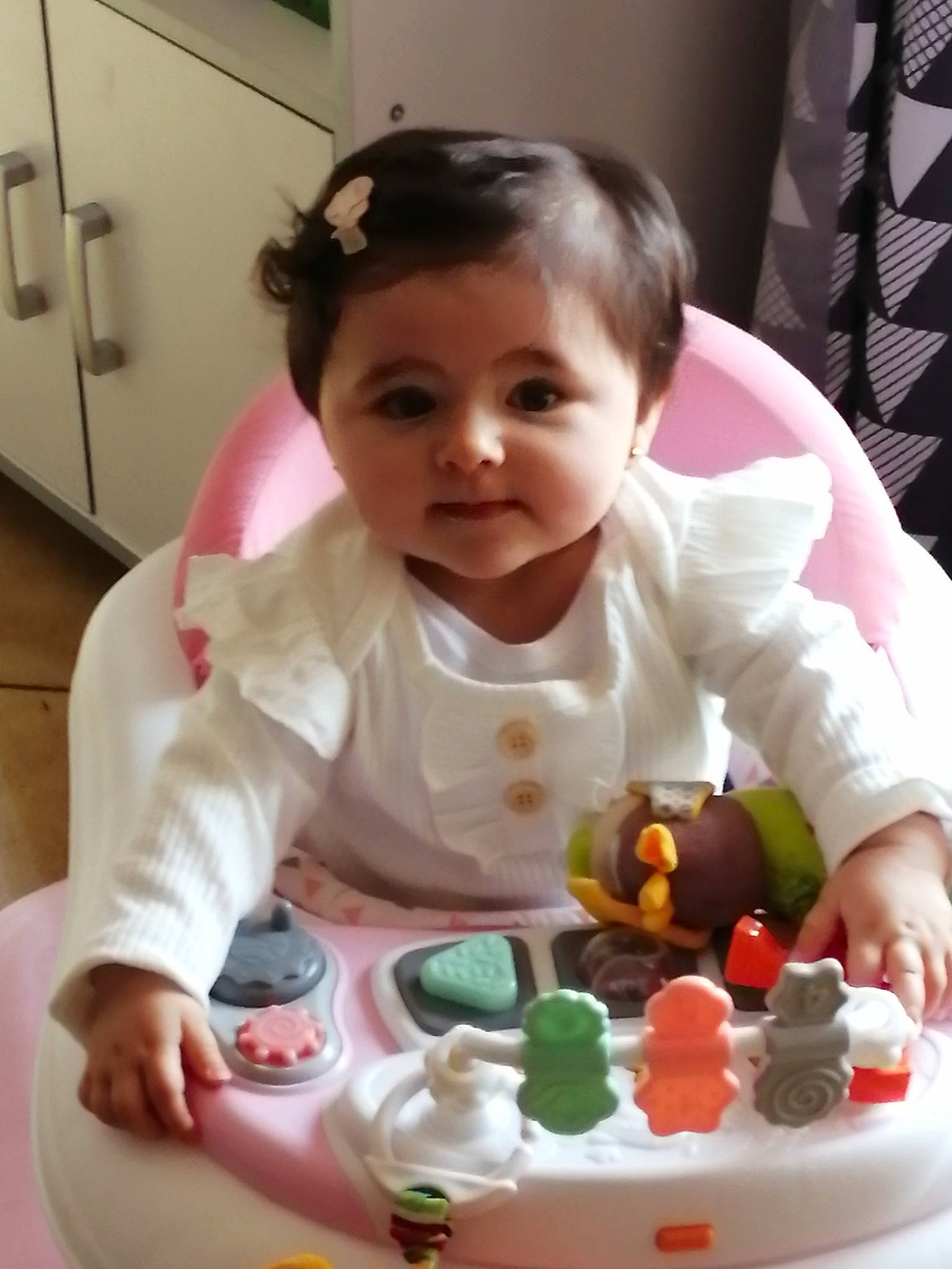 Elina a rejoint le concours — aidez-le/la à gagner de superbes lots ! baby, baby_playing_with_toys, baby_products, baby_toddler_clothing, cheek, child, drinkware, event, eye, hand, head, nose, person, play, sitting, skin, sleeve, smile, sweetness, toddler