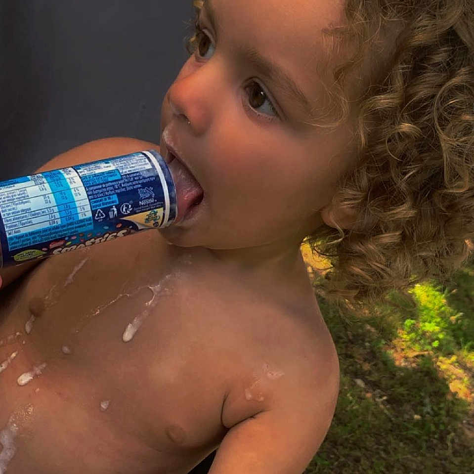 Joselito participe au concours pour gagner de l'argent avec cette photo : baby, beverage, bottle, can, cream, dessert, drinking, eating, face, food, grass, head, icecream, person, photography, plant, portrait, spitting, summer, tin