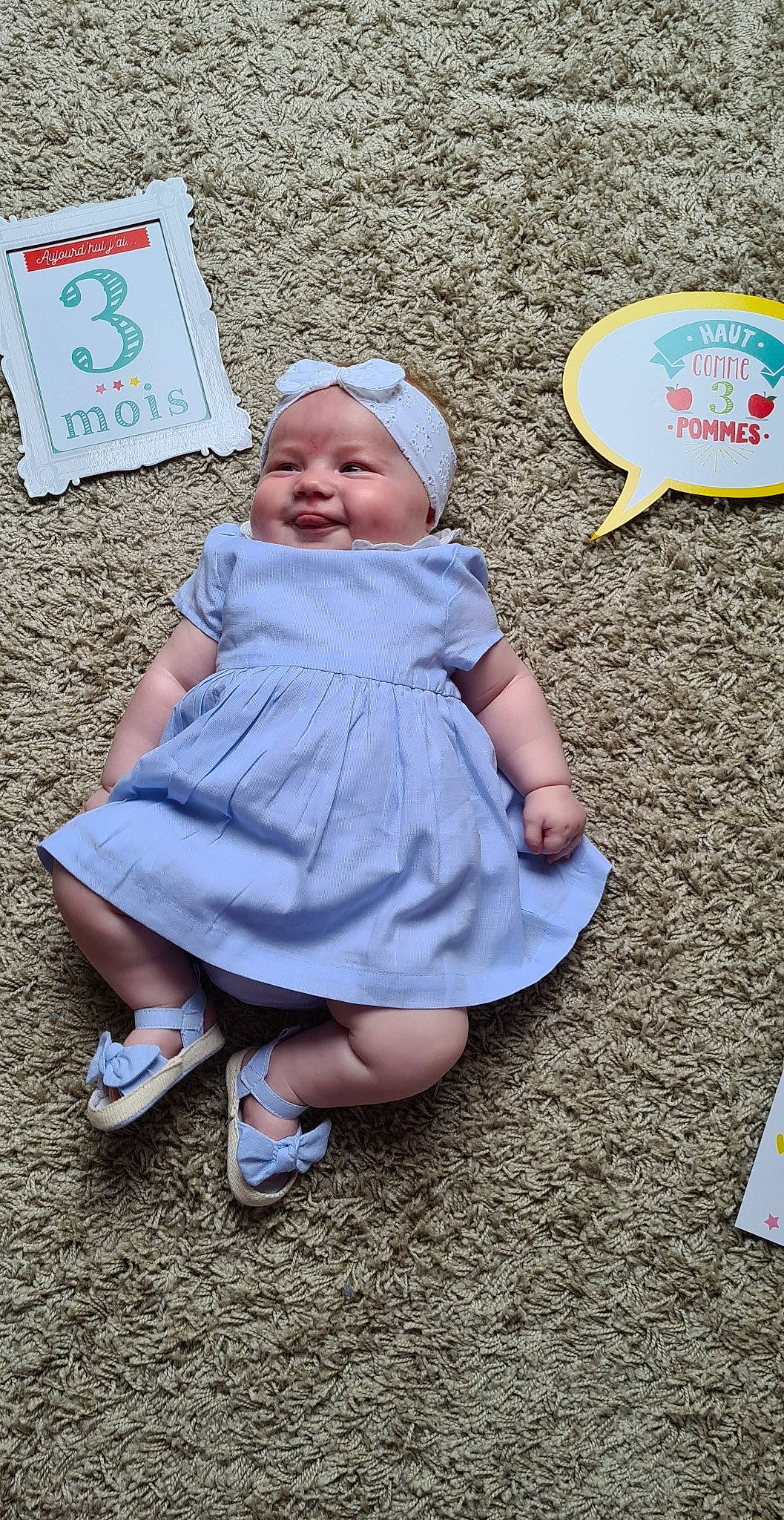 Abigaëlle a rejoint le concours — aidez-le/la à gagner de superbes lots ! baby, baby_products, baby_toddler_clothing, cap, child, event, fashion_accessory, fun, grass, happy, hat, headwear, leisure, people_in_nature, person, play, recreation, sandal, sitting, sun_hat