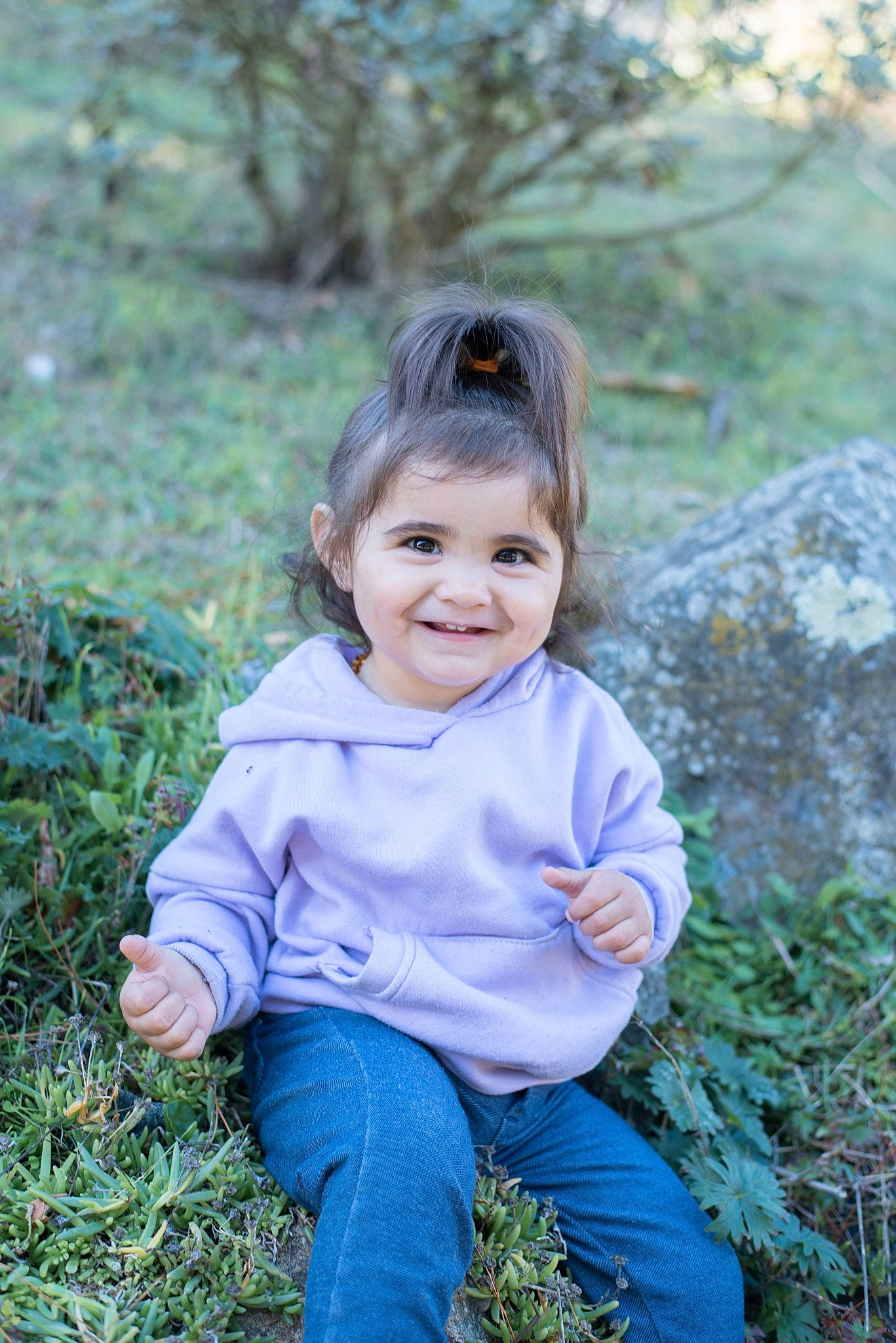 Maïna participe au concours pour gagner de l'argent avec cette photo : baby_toddler_clothing, botany, child, forest, grass, grass_family, grassland, happy, iris, jeans, joy, leaf, natural_landscape, people_in_nature, person, plant, sitting, smile, soil, toddler