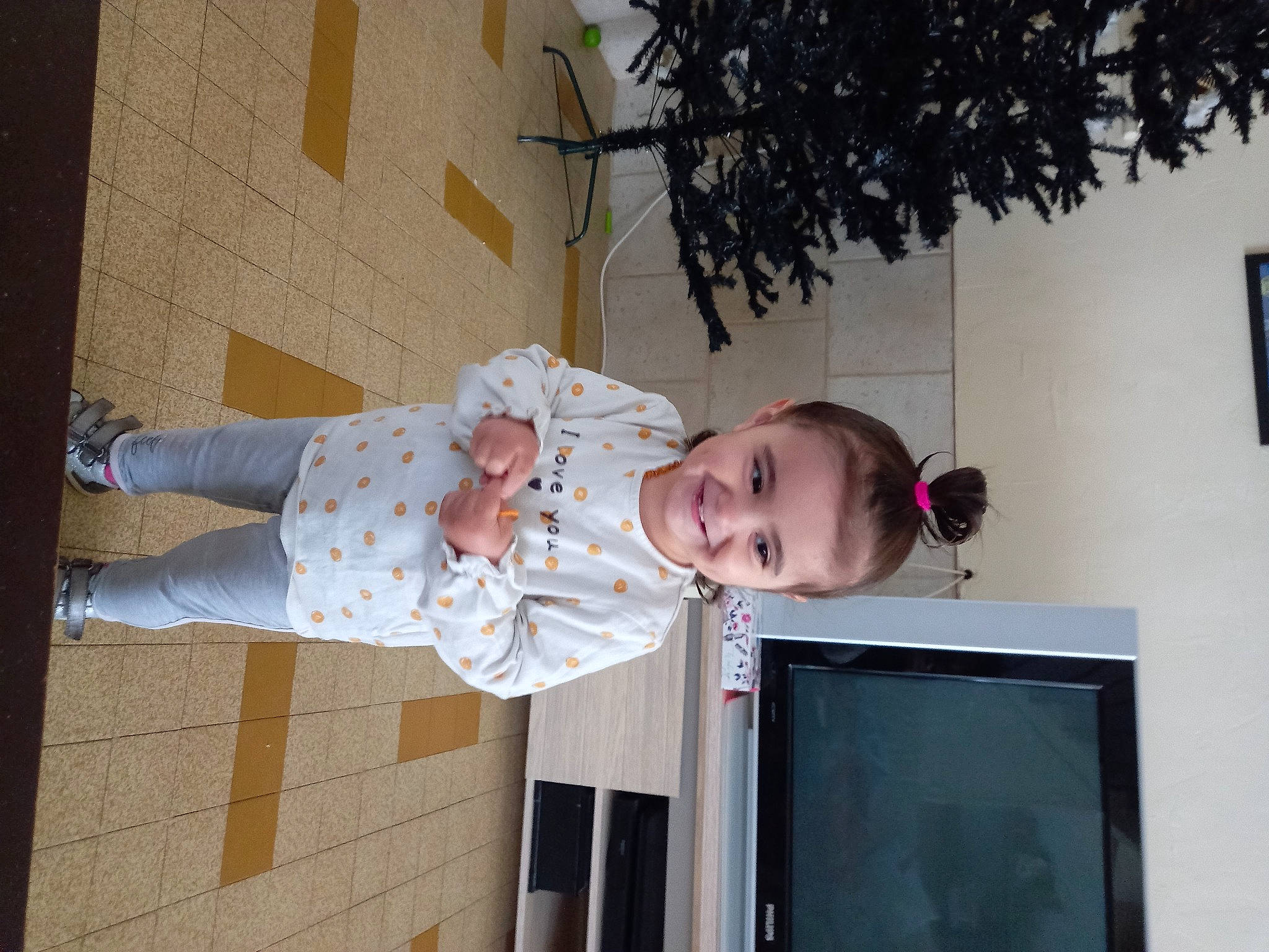 Maïna a rejoint le concours — aidez-le/la à gagner de superbes lots ! baby, baby_toddler_clothing, child, display_device, facial_expression, fun, happy, hat, joy, pattern, person, room, sandal, sleeve, toddler, tree, window