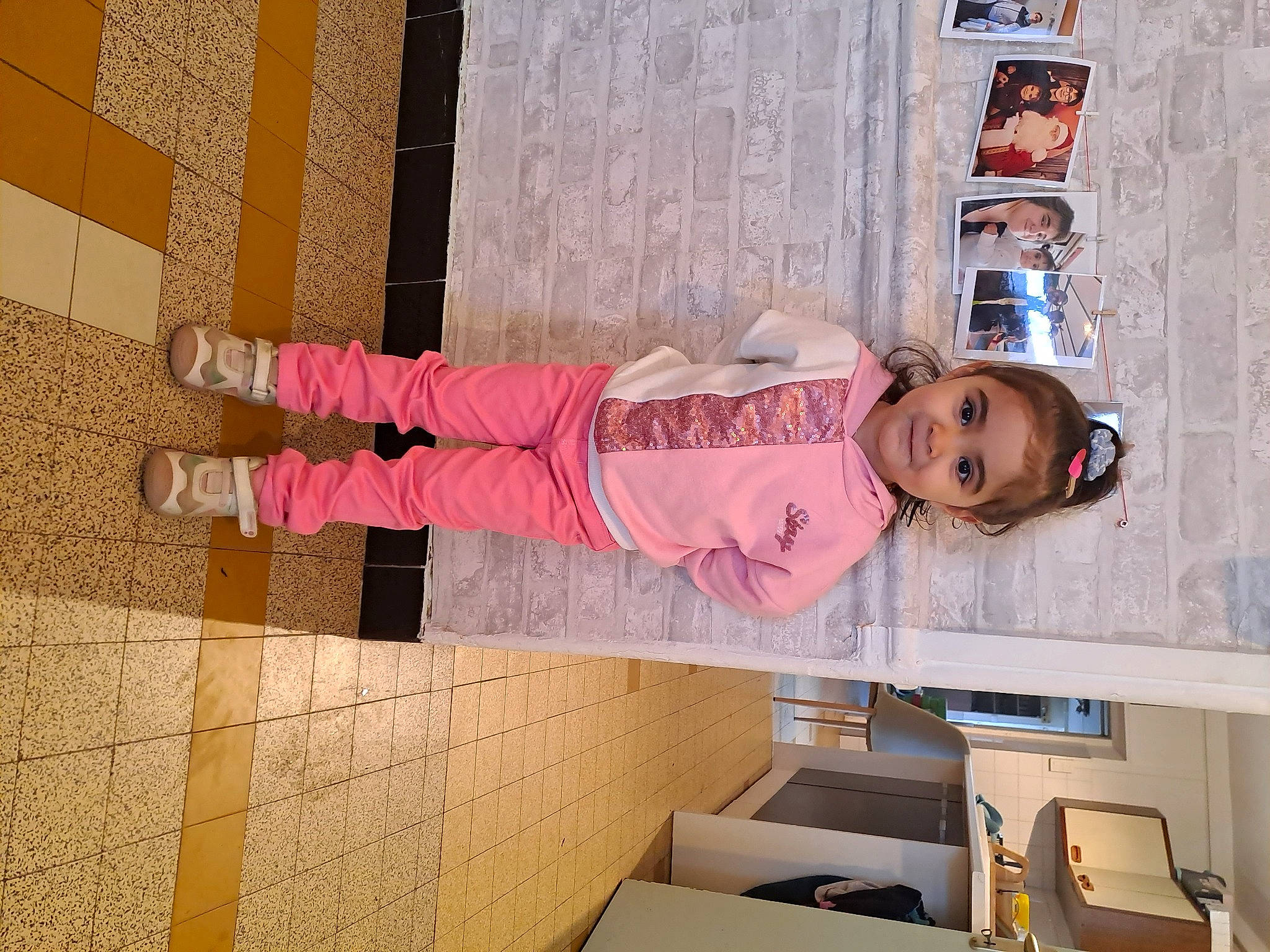 Maïna participe au concours pour gagner de l'argent avec cette photo : brick, building, child, flooring, house, interior_design, joy, machine, magenta, material_property, pattern, person, pink, property, purple, room, shelving, textile, tints_and_shades, toddler