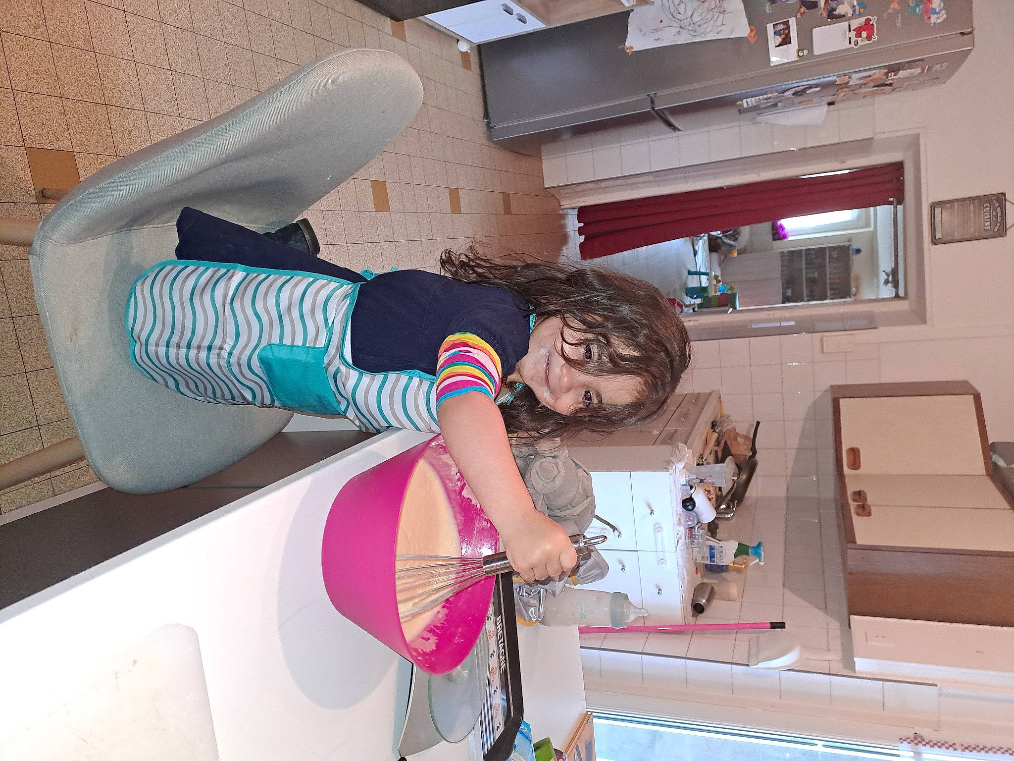 Maïna a rejoint le concours — aidez-le/la à gagner de superbes lots ! ceiling, child, comfort, elbow, fun, happy, hat, human_leg, joy, knee, leg, leisure, machine, magenta, person, room, t_shirt, thigh, wrist