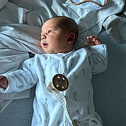 Louis a rejoint le concours — aidez-le/la à gagner de superbes lots ! baby, bed, blanket, child, comfort, cute, expression, face, hand, indoors, infant, lying_down, newborn, onesie, pacifier, peaceful, rest, sleepwear, small, soft