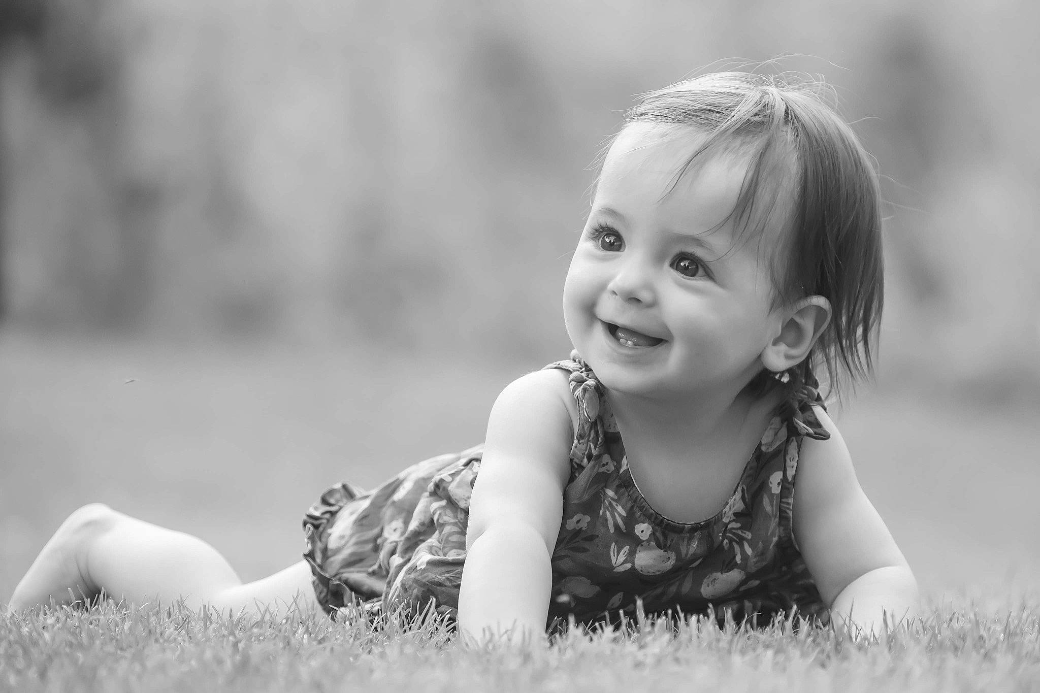 Léanne participe au concours pour gagner de l'argent avec cette photo : arm, baby, black_and_white, child, eye, face, facial_expression, flash_photography, grass, hairstyle, happy, head, human, iris, joy, people_in_nature, person, plant, skin, smile