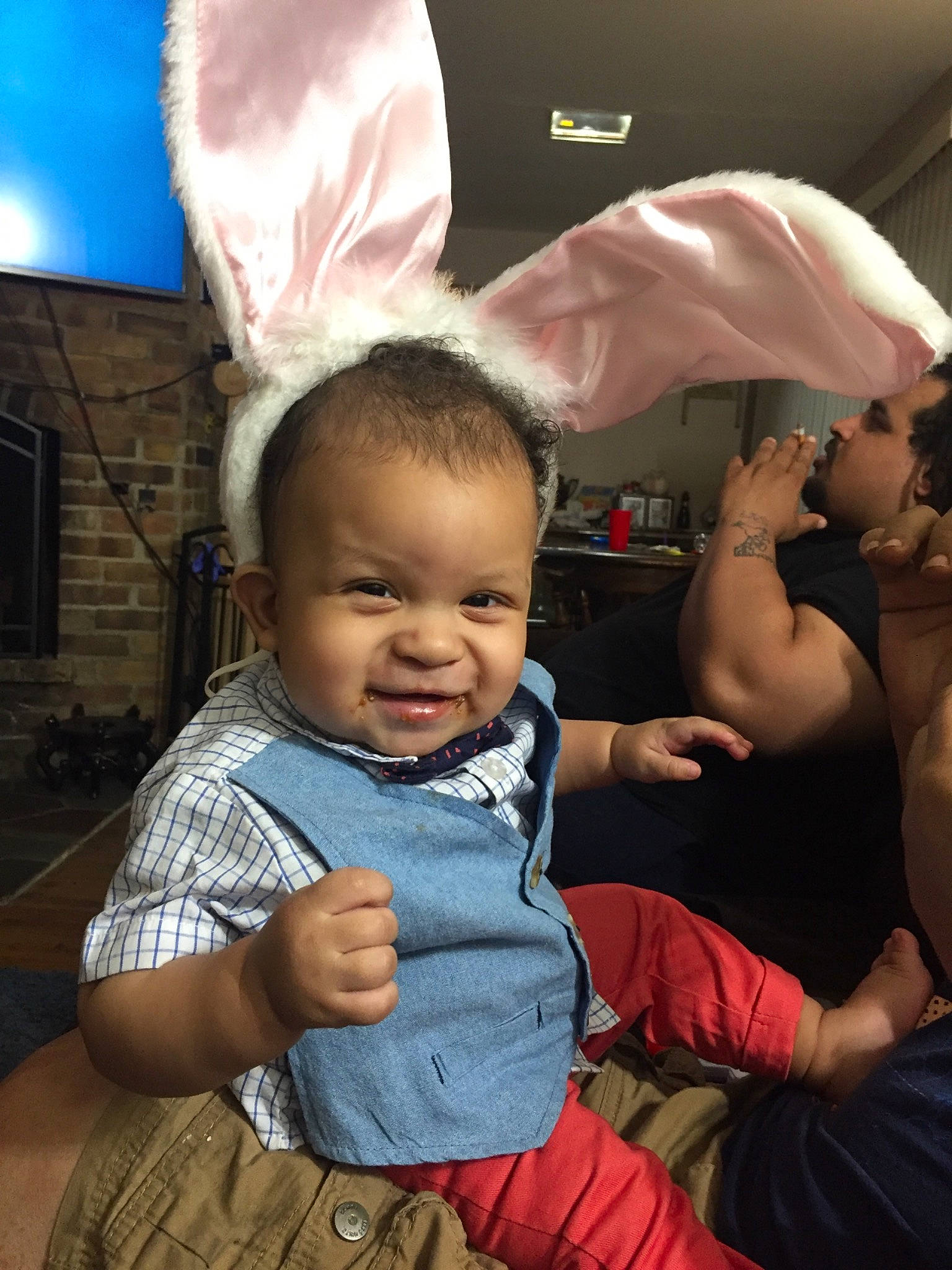 Isaias is registered to the contest to win money with this photo: arm, child, ear, organ, person, toddler