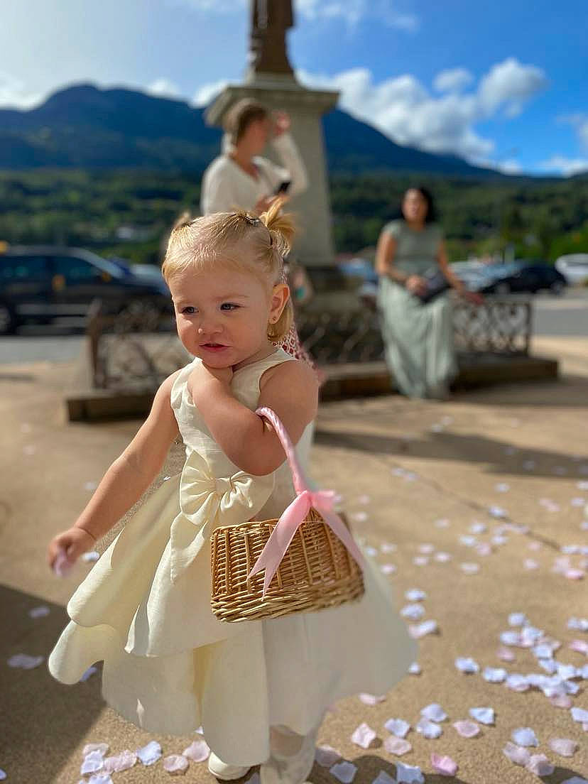 Alix participe au concours pour gagner de l'argent avec cette photo : baby, child, cloud, event, flooring, fun, happy, landscape, leisure, mammal, person, recreation, sandal, sitting, skin, sky, temple, toddler, toy, travel