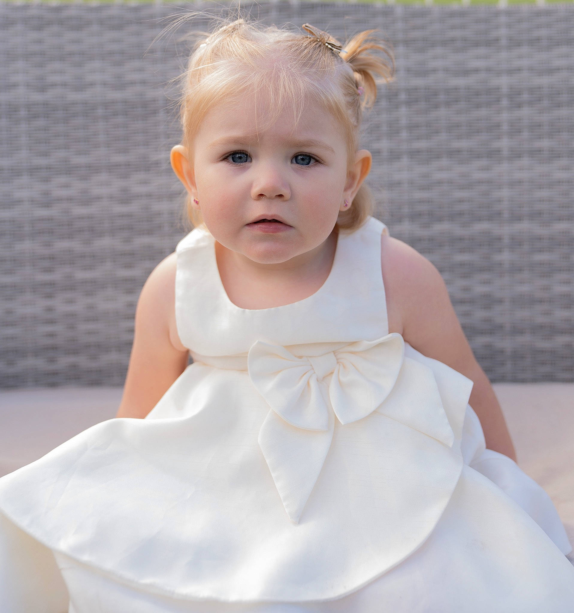 Alix a rejoint le concours — aidez-le/la à gagner de superbes lots ! arm, baby, baby_toddler_clothing, bridal_accessory, cheek, child, day_dress, dress, embellishment, event, fashion_accessory, flash_photography, formal_wear, happy, neck, one_piece_garment, peach, person, sitting, sleeve