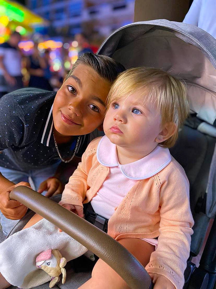 Alix a rejoint le concours — aidez-le/la à gagner de superbes lots ! beauty, child, event, fashion, fashion_accessory, fun, hairstyle, happy, hat, interaction, joy, leisure, organ, people, person, photograph, recreation, skin, smile, snapshot