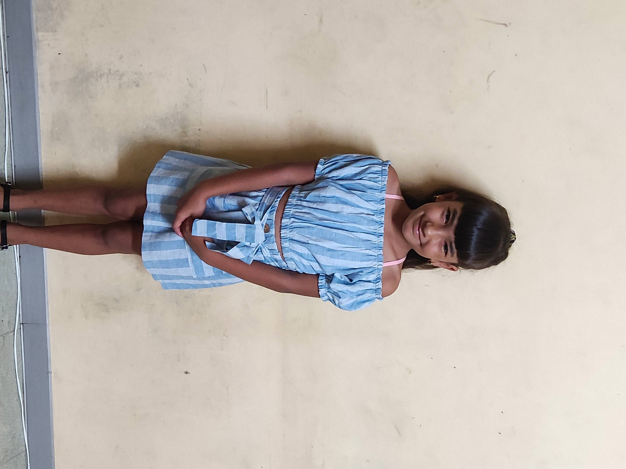 Eloise a rejoint le concours — aidez-le/la à gagner de superbes lots ! bermuda_shorts, comfort, denim, elbow, electric_blue, eyewear, grey, human_leg, joint, joy, knee, leg, person, shorts, sleeve, smile, street_fashion, t_shirt, thigh, tints_and_shades