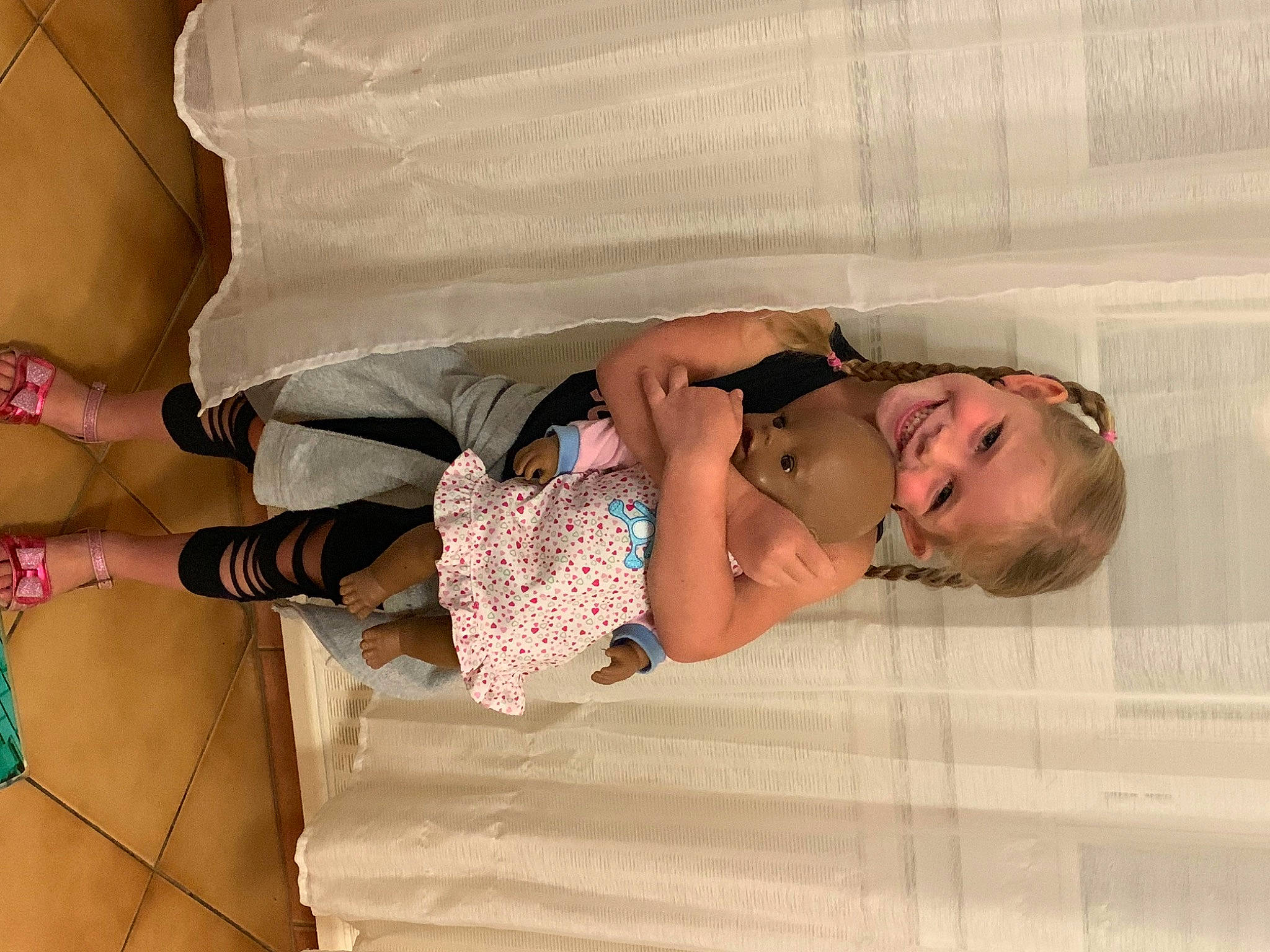 Ashley participe au concours pour gagner de l'argent avec cette photo : abdomen, baby, baby_products, baby_toddler_clothing, child, comfort, foot, fun, happy, human_leg, joy, knee, linens, pattern, person, room, smile, sock, thigh, toddler