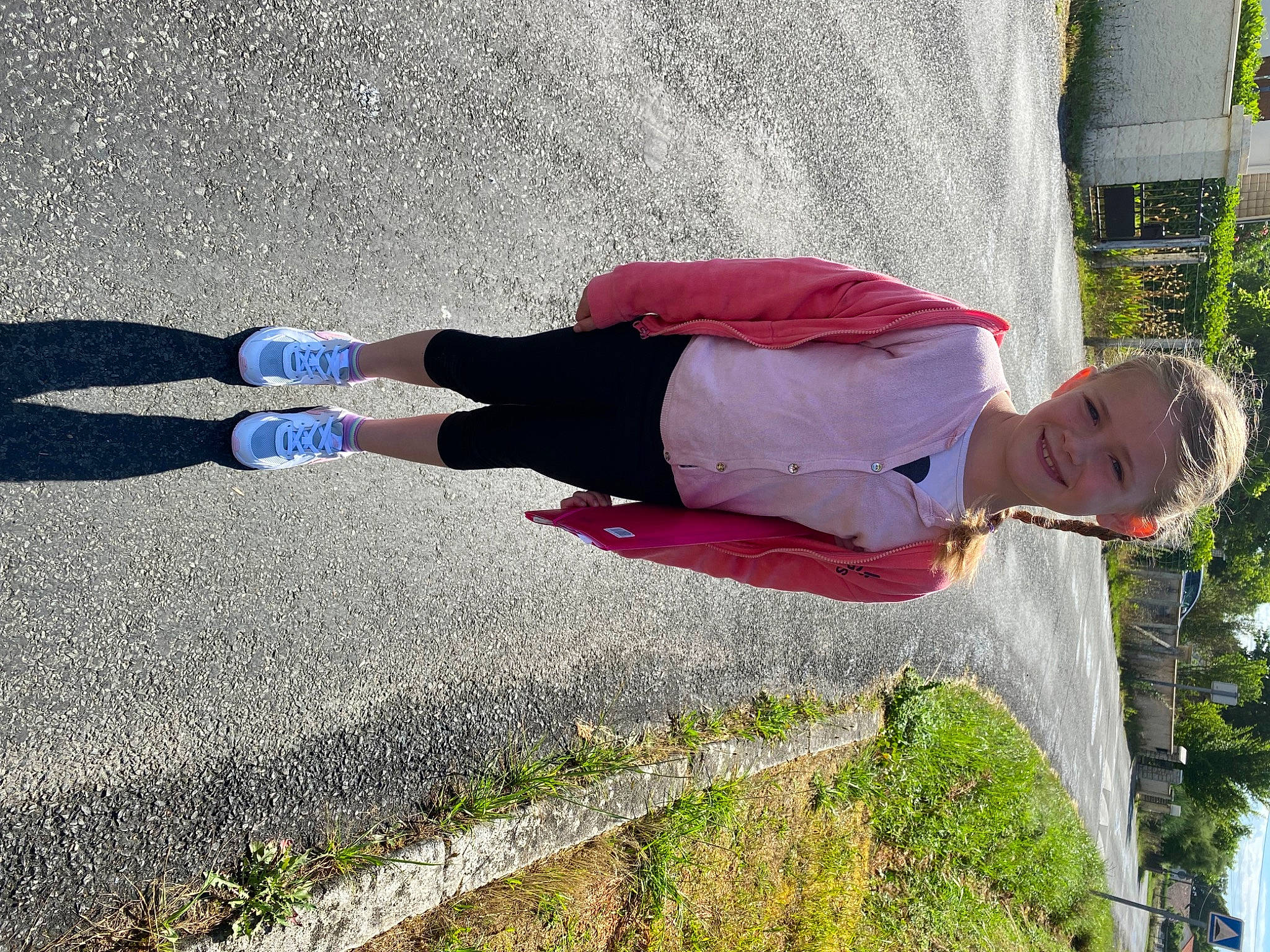 Ashley a rejoint le concours — aidez-le/la à gagner de superbes lots ! asphalt, concrete, electric_blue, flower, fun, grass, human_leg, joy, landscape, leisure, people_in_nature, person, plant, road_surface, shadow, sidewalk, smile, soil, tar, tints_and_shades