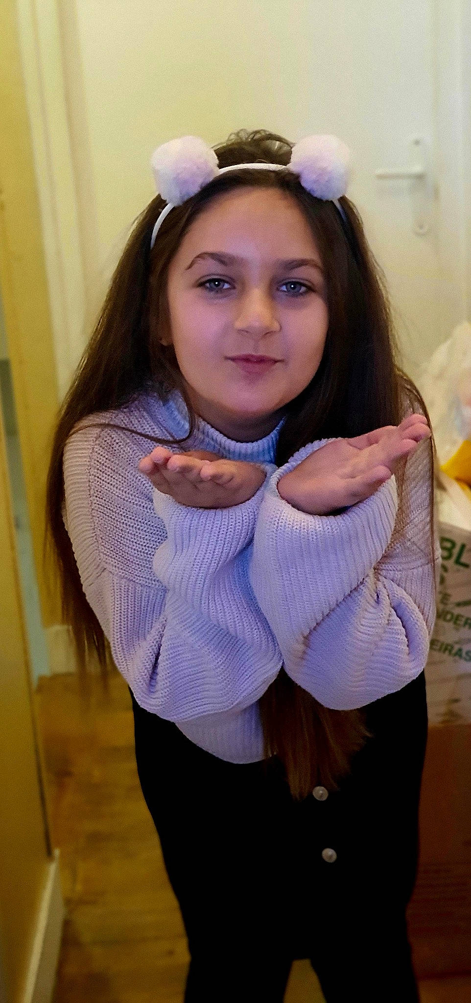 Lily-lou participe au concours pour gagner de l'argent avec cette photo : abdomen, brown_hair, electric_blue, event, eye, fashion_design, fun, glove, happy, headband, headgear, headpiece, human_body, human_leg, jewellery, long_hair, neck, person, purple, thigh