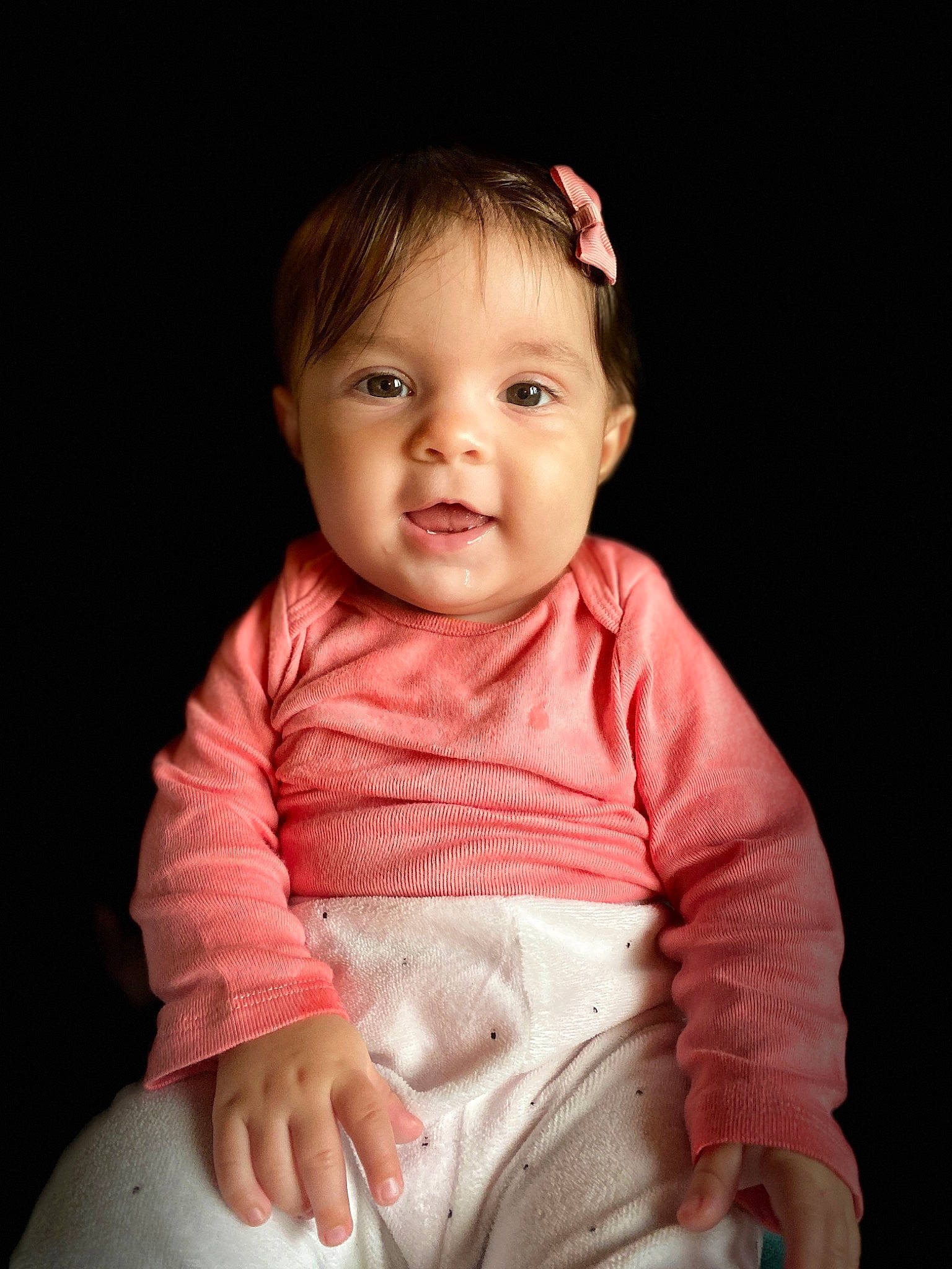 Lyse a rejoint le concours — aidez-le/la à gagner de superbes lots ! baby, beauty, cheek, child, child_model, chin, eye, face, head, lip, nose, person, photography, pink, portrait, portrait_photography, sitting, skin, smile, standing