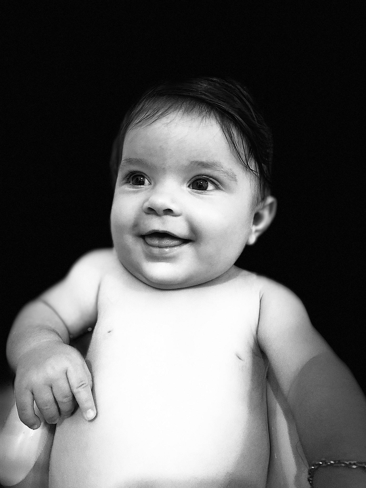 Lyse a rejoint le concours — aidez-le/la à gagner de superbes lots ! arm, baby, black, black_and_white, cheek, child, face, facial_expression, head, joy, lip, monochrome, monochrome_photography, people, person, photograph, skin, smile, snapshot, standing
