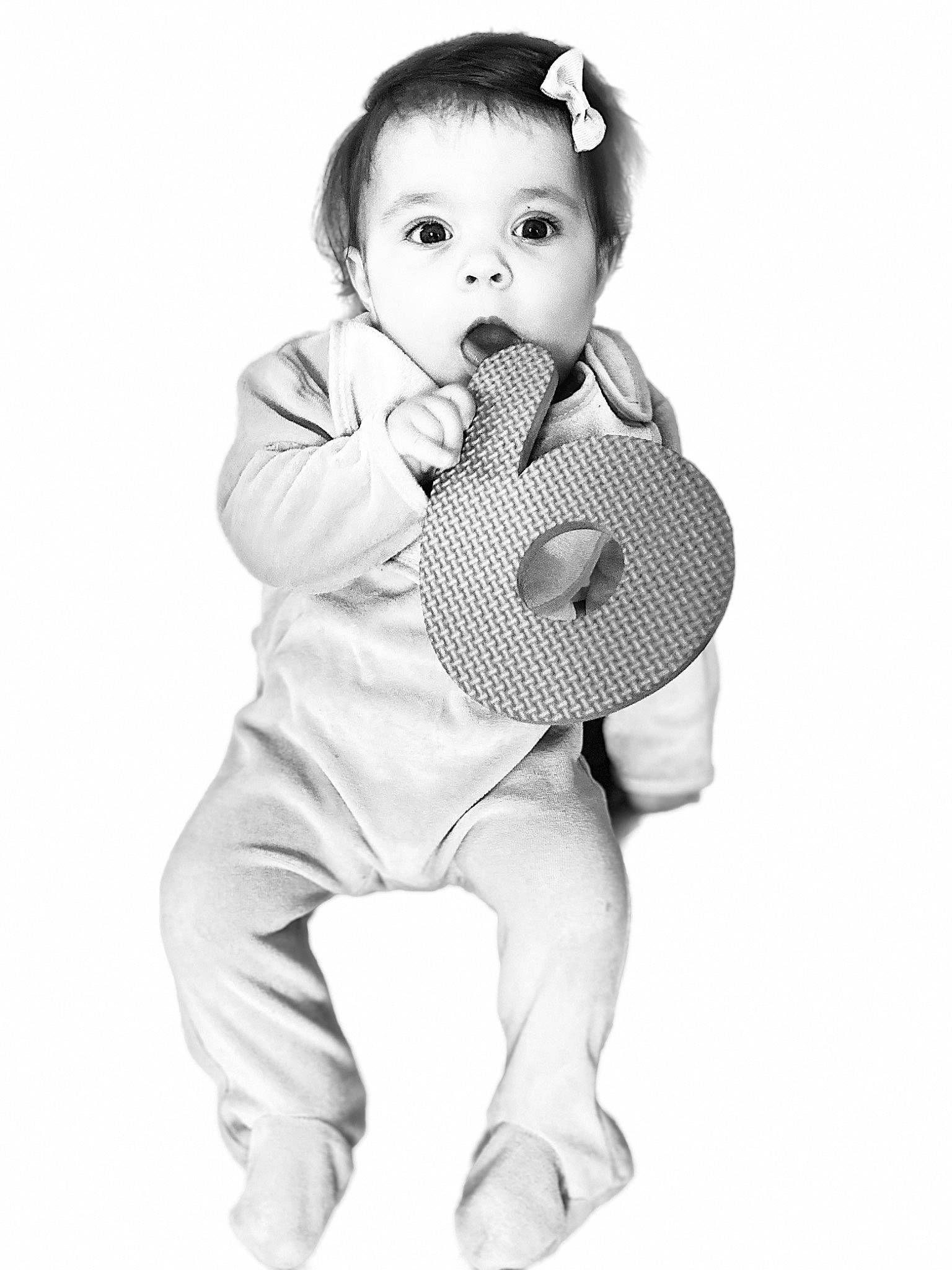 Lyse participe au concours pour gagner de l'argent avec cette photo : baby, black_and_white, child, child_model, person, photography, standing, stock_photography, style, toddler, white