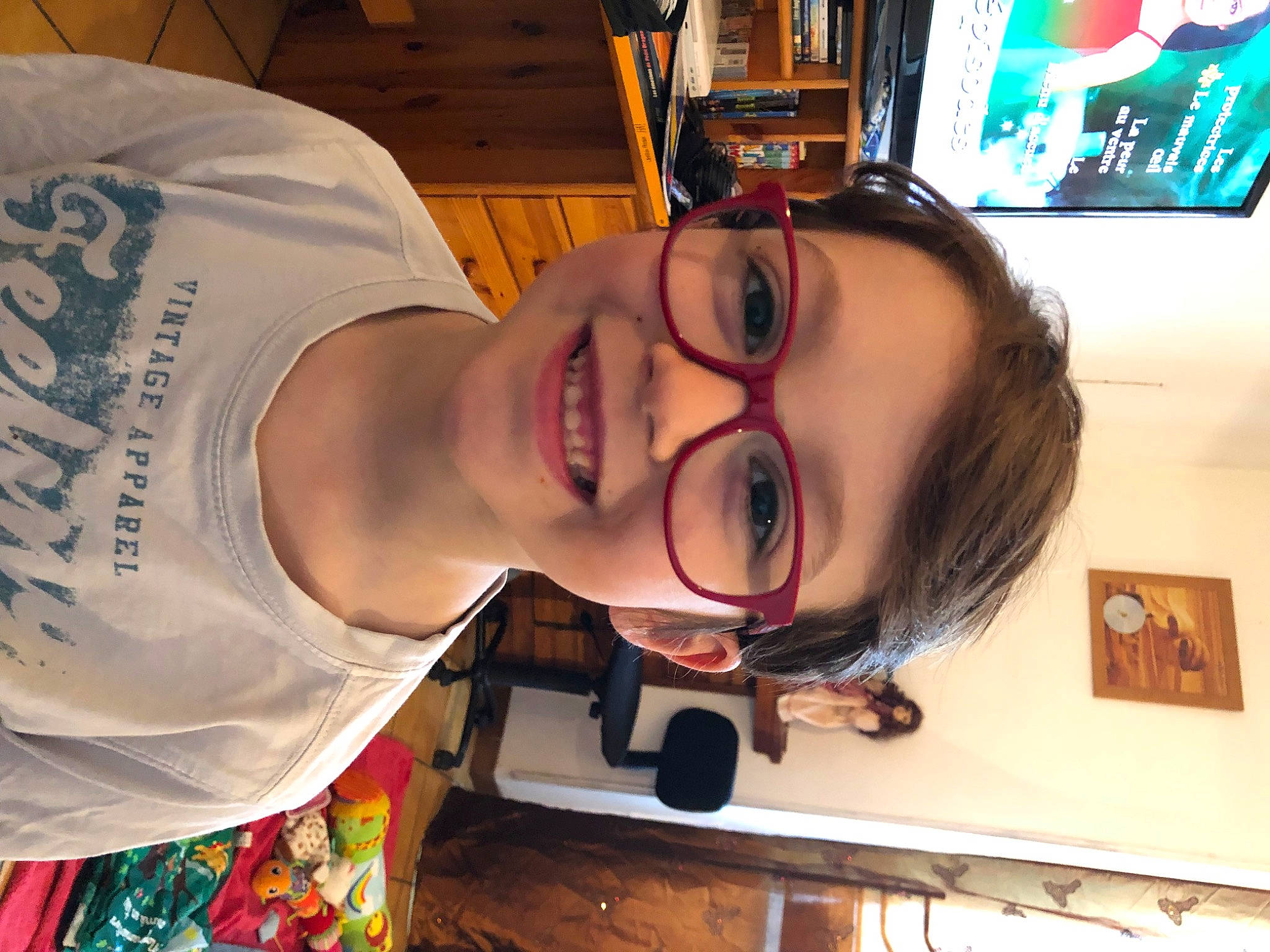 Soan participe au concours pour gagner de l'argent avec cette photo : audio_equipment, ear, eyelash, eyewear, fun, glasses, happy, joy, machine, mouth, nose, organ, person, personal_protective_equipment, picture_frame, room, smile, sunglasses, television, vision_care