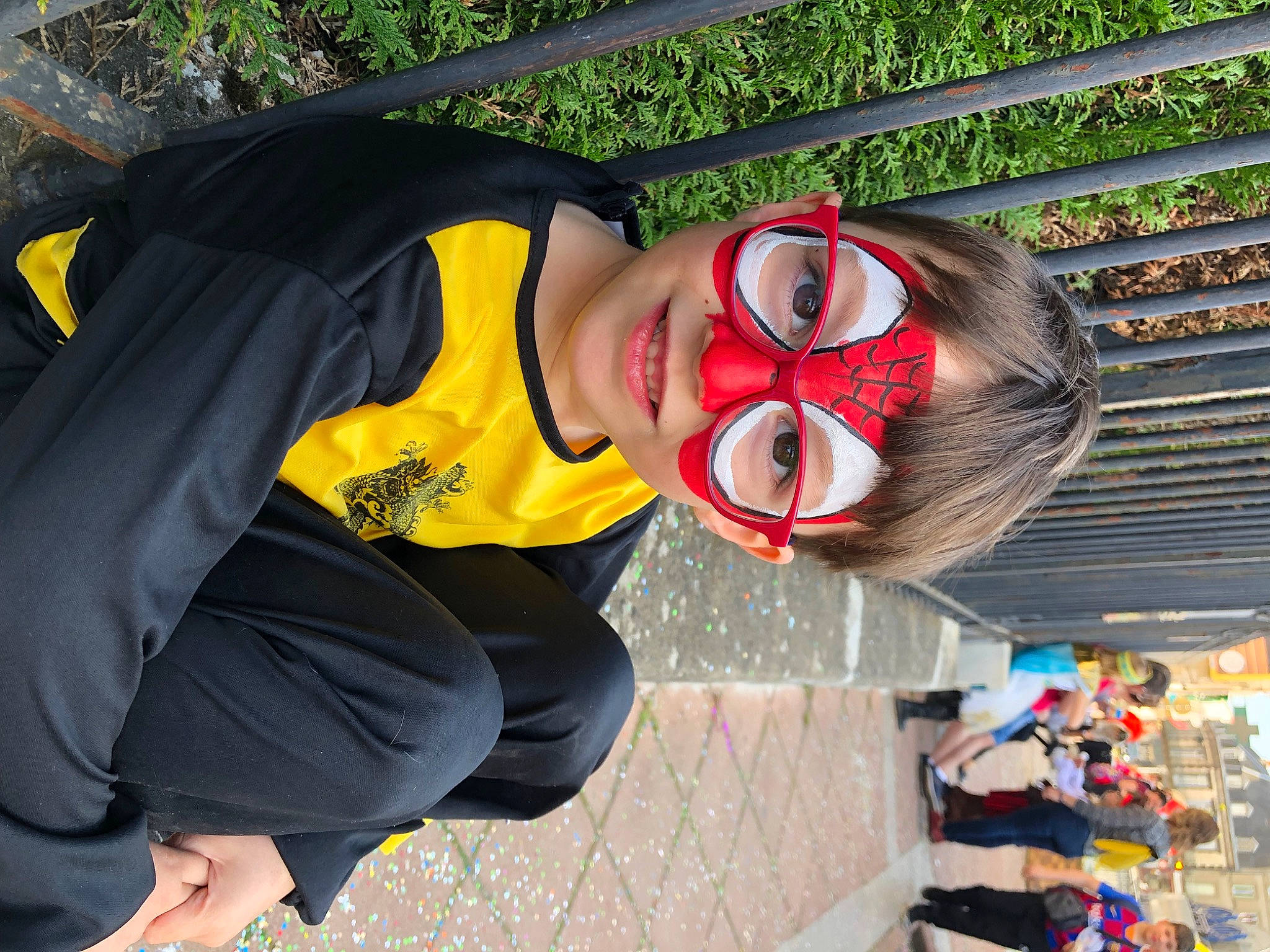 Soan a rejoint le concours — aidez-le/la à gagner de superbes lots ! blurred, carmine, costume, eyewear, fun, happy, headgear, joy, leisure, person, personal_protective_equipment, recreation, smile, street_fashion, wood