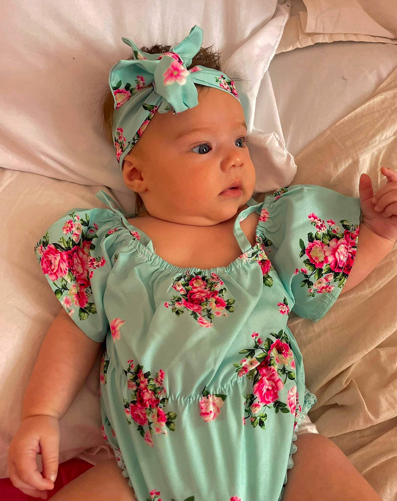 Leya a rejoint le concours — aidez-le/la à gagner de superbes lots ! baby, baby_toddler_clothing, cheek, clothing, dress, eye, eyelash, face, happy, headgear, headpiece, headwear, lip, neck, organ, person, pink, plant, skin, sleeve