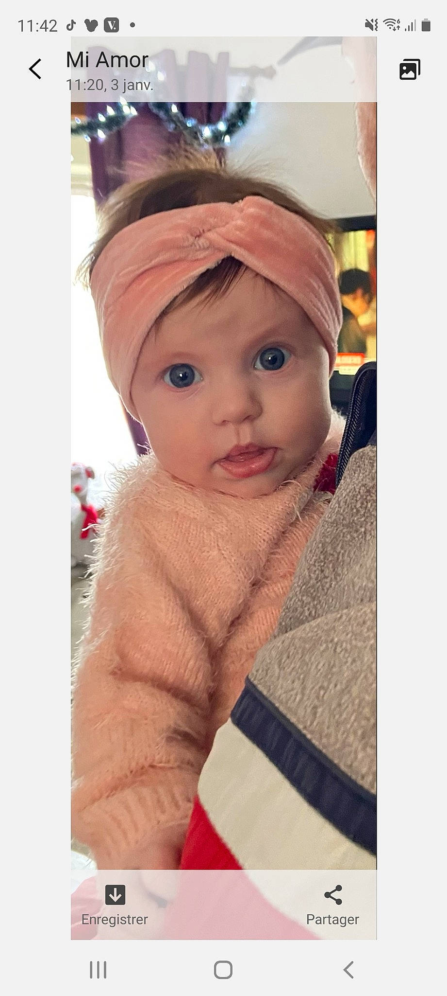 Lya participe au concours pour gagner de l'argent avec cette photo : baby, cheek, child_model, eyebrow, eyelash, flesh, hair_accessory, headband, headpiece, headwear, lip, person, selfie, skin, toddler