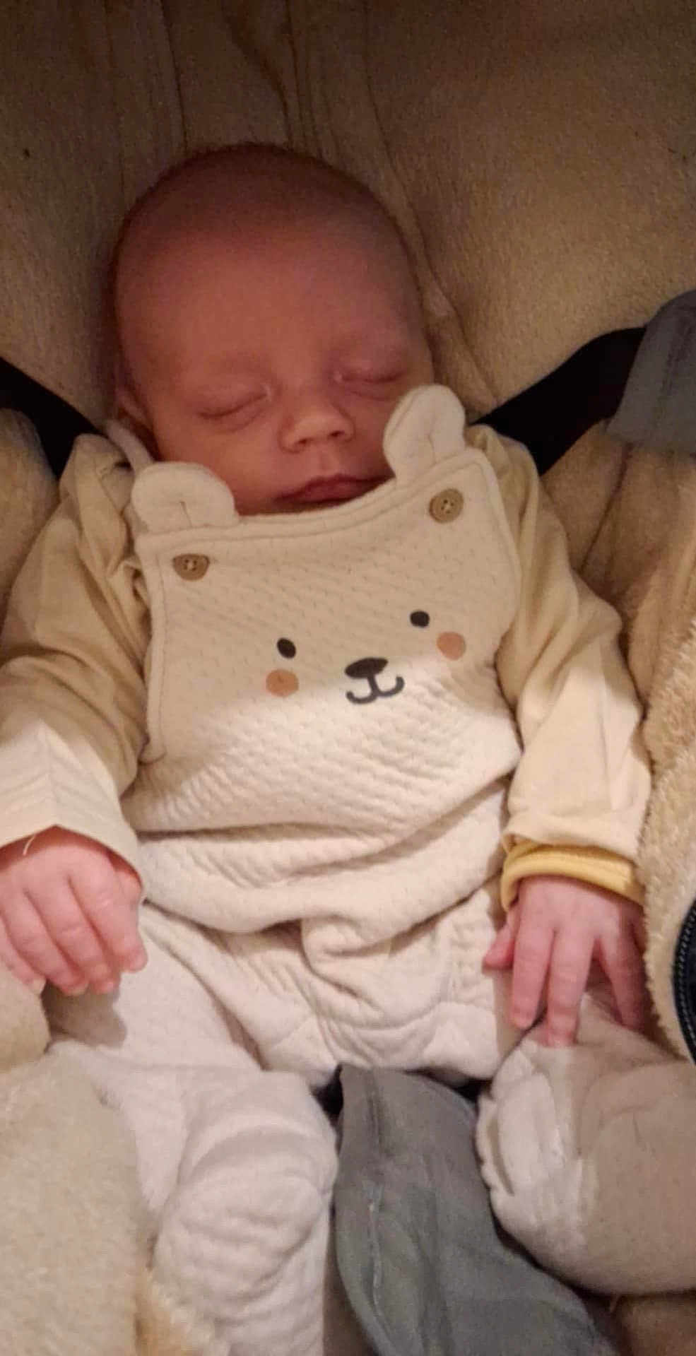 Thays a rejoint le concours — aidez-le/la à gagner de superbes lots ! baby, sleeping, infant, clothing, bear_design, cute, cozy, blanket, soft, warm, hands, face, head, child, person, resting, indoors, comfort, cute_outfit, newborn