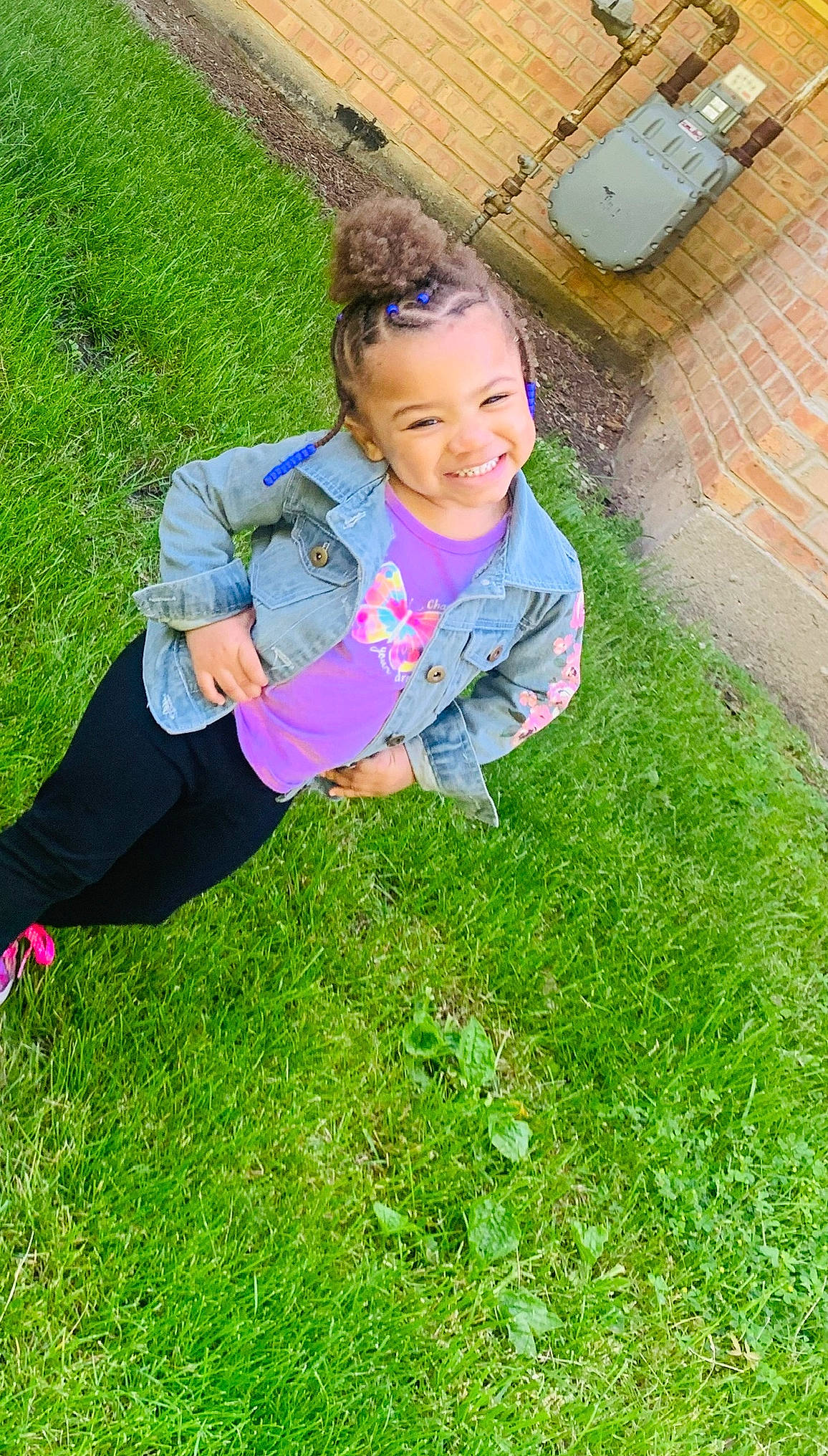 Kamora is registered to the contest to win money with this photo: child, electric_blue, eye, fun, grass, grass_family, grassland, groundcover, happy, joy, lawn, leisure, magenta, people_in_nature, person, plant, recreation, sitting, smile, soil