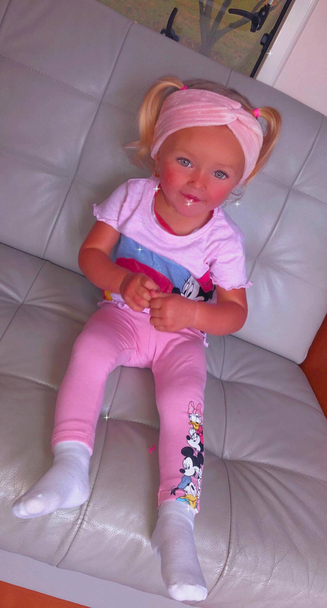 Innaya a rejoint le concours — aidez-le/la à gagner de superbes lots ! arm, baby_toddler_clothing, cap, comfort, eye, finger, fun, headwear, human_leg, knee, lap, lip, magenta, person, pink, purple, skin, sleeve, smile, sock