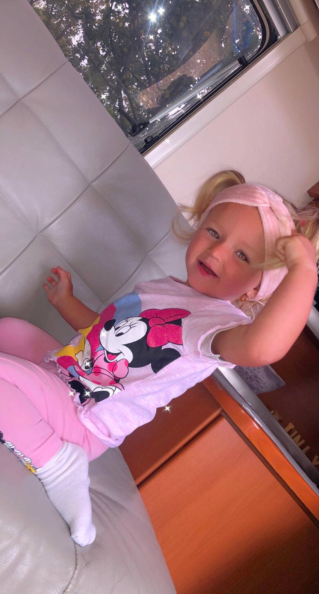 Innaya a rejoint le concours — aidez-le/la à gagner de superbes lots ! baby, baby_toddler_clothing, carmine, child, comfort, facial_expression, fun, hairstyle, headwear, human_leg, knee, lap, magenta, mouth, person, pink, purple, room, sitting, smile