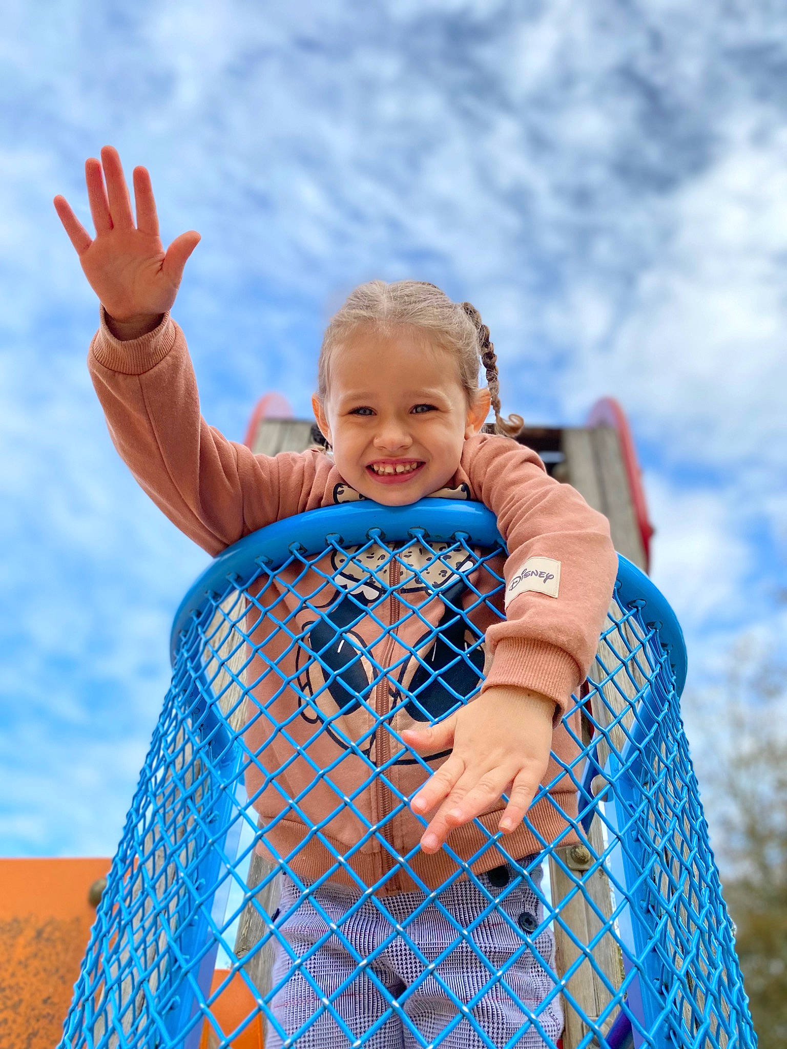 Madi participe au concours pour gagner de l'argent avec cette photo : azure, baby_toddler_clothing, blue, child, cloud, electric_blue, fun, gesture, grass, grassland, happy, joy, leisure, outerwear, people_in_nature, person, recreation, sky, sleeve, smile
