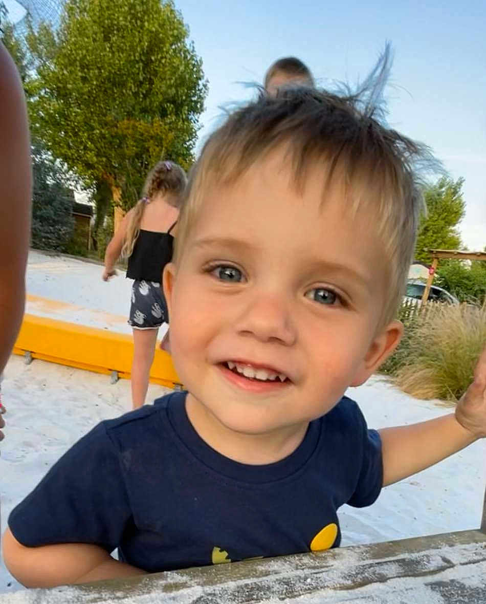 Maël a rejoint le concours — aidez-le/la à gagner de superbes lots ! child, boy, smiling, outdoor, playground, sand, tree, sky, wood, blonde_hair, blue_shirt, happy, people, sunny, nature, grass, casual_clothing, daylight, recreation, friends