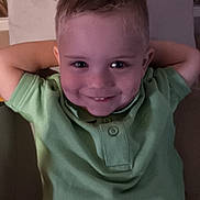 Maël a rejoint le concours — aidez-le/la à gagner de superbes lots ! child, boy, smile, green_shirt, short_hair, indoor, relaxed, portrait, person, face, happy, casual_clothing, sitting, furniture, arm, comfortable, young, cute, home, leisure