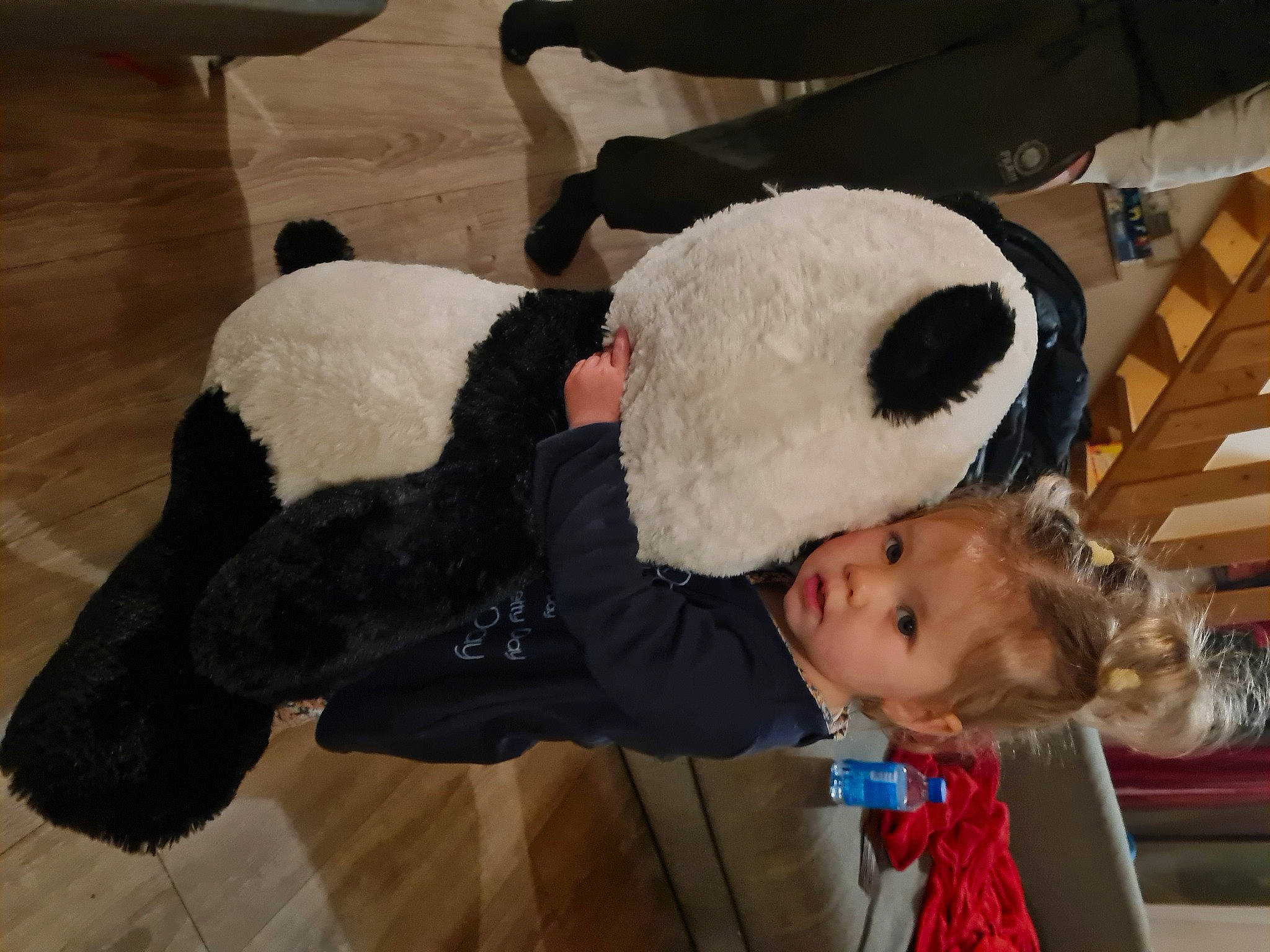 Catalya participe au concours pour gagner de l'argent avec cette photo : baby, child, comfort, flooring, fun, fur, hat, mascot, panda, person, plush, stuffed_toy, toddler, toy, tree, winter, wood
