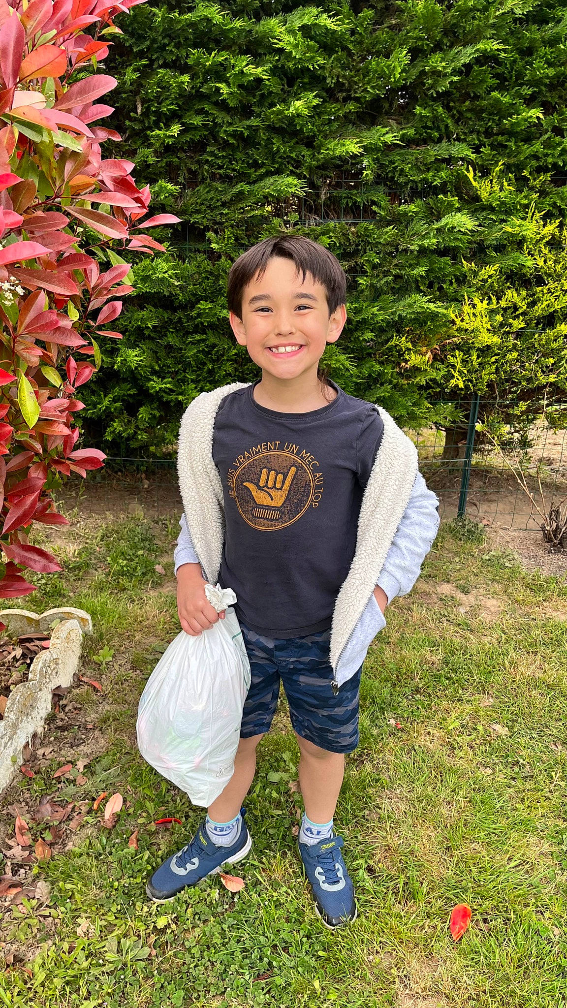 Mathys participe au concours pour gagner de l'argent avec cette photo : denim, electric_blue, face, footwear, garden, grass, happy, head, joy, leaf, leisure, pattern, people_in_nature, person, plant, recreation, shorts, sleeve, smile, t_shirt