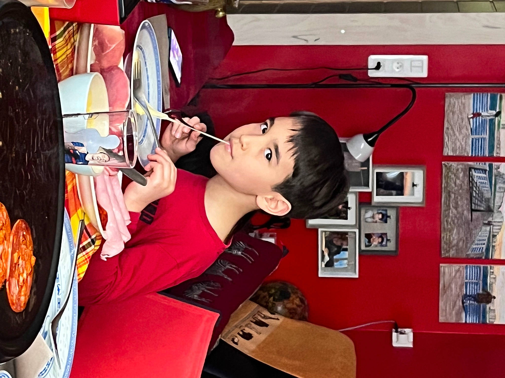 Mathys a rejoint le concours — aidez-le/la à gagner de superbes lots ! advertising, art, artist, auto_part, automotive_design, black_hair, flash_photography, fun, graphic_design, graphics, machine, person, recreation, room, snapshot, t_shirt, visual_arts, wheel, window