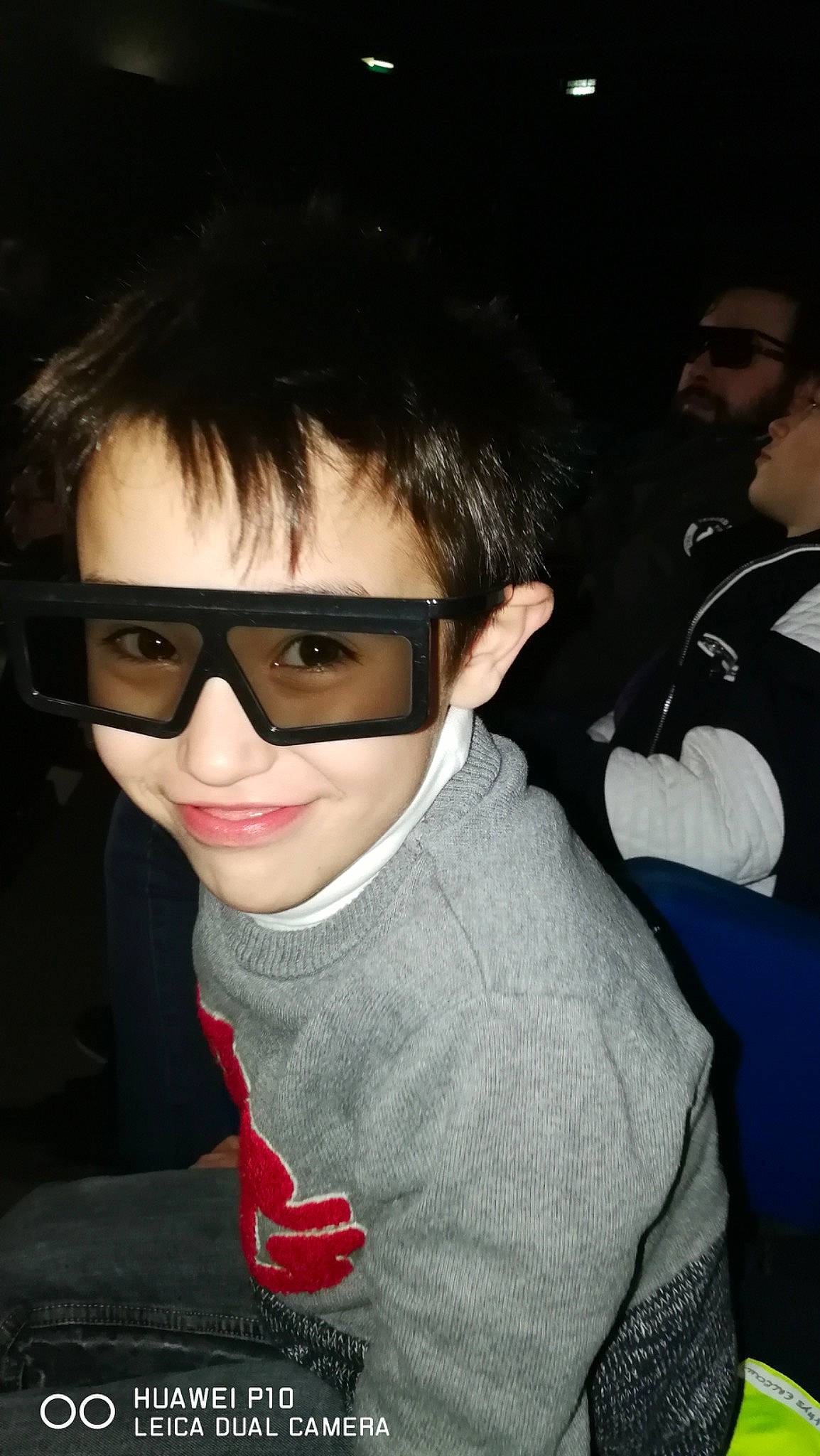 Mathys participe au concours pour gagner de l'argent avec cette photo : black_hair, cheek, chin, cool, eye_glass_accessory, eyebrow, eyelash, eyewear, flash_photography, forehead, gesture, hair, hairstyle, jaw, joy, lip, mouth, nose, outerwear, person