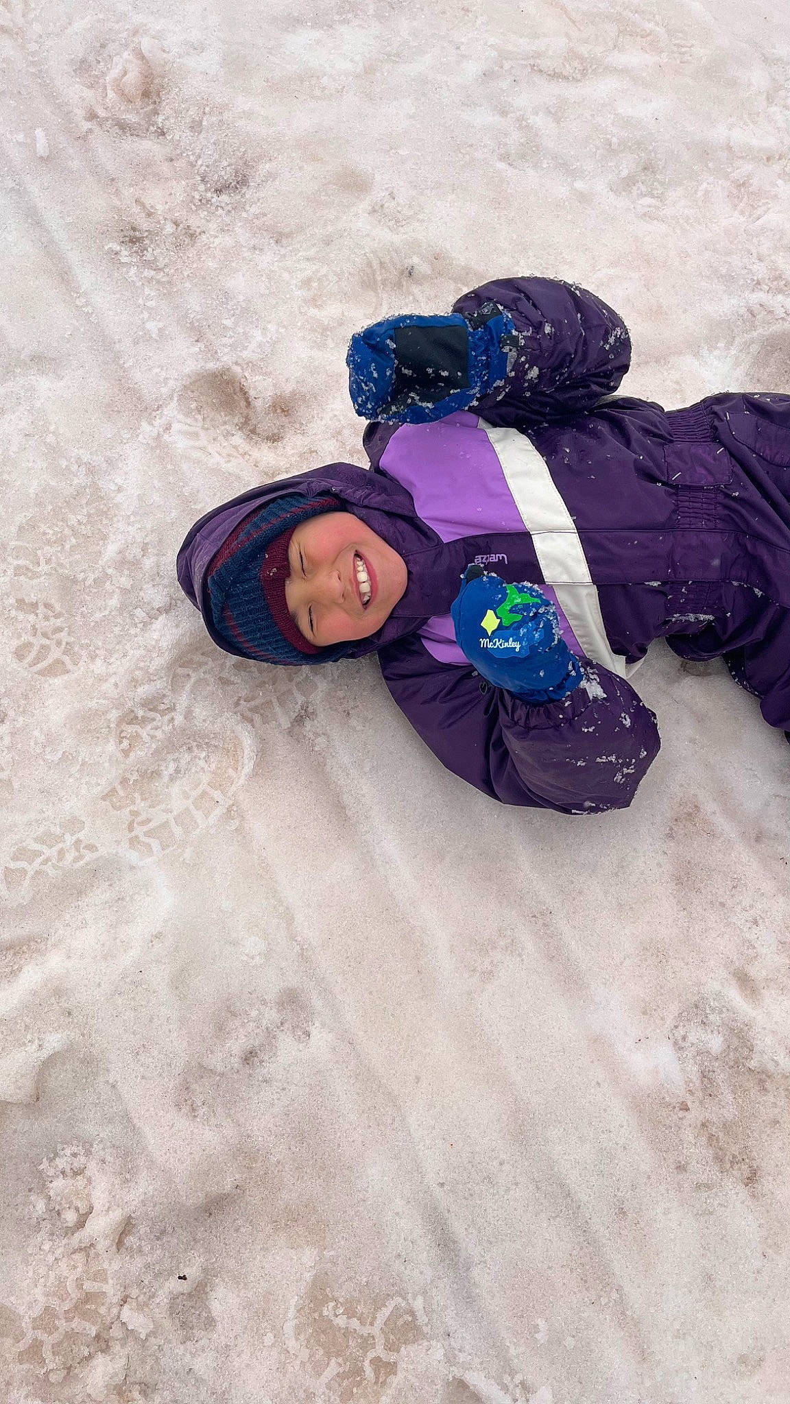 Mathys a rejoint le concours — aidez-le/la à gagner de superbes lots ! electric_blue, freezing, fun, glove, happy, headwear, ice_cap, jacket, joy, landscape, leisure, magenta, people_in_nature, person, play, playing_in_the_snow, recreation, sand, sitting, smile