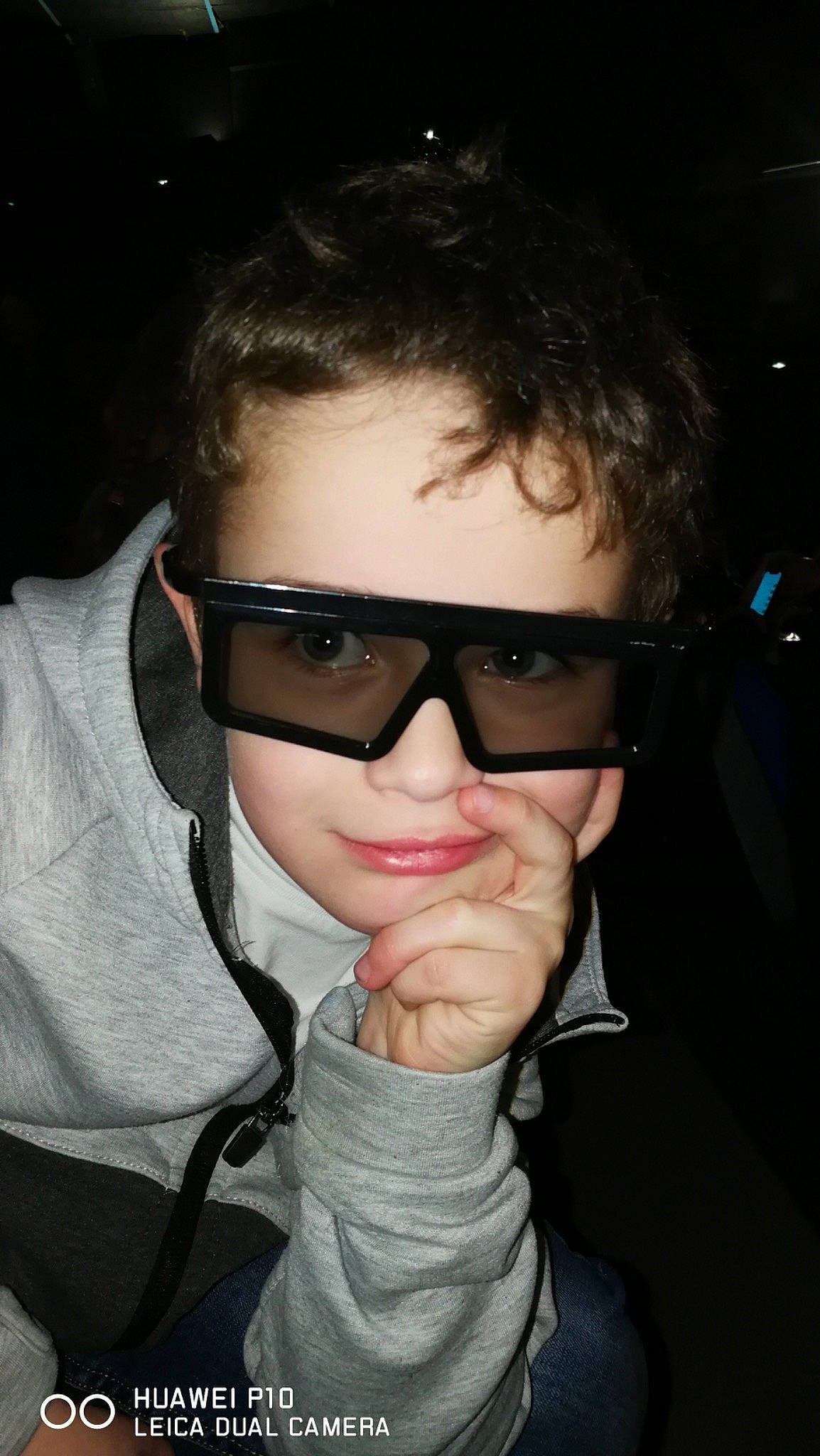 Gabriel participe au concours pour gagner de l'argent avec cette photo : cheek, chin, eye_glass_accessory, eyebrow, eyelash, eyewear, facial_expression, flash_photography, forehead, gesture, glasses, goggles, hairstyle, jaw, lip, mouth, nose, organ, person, sunglasses