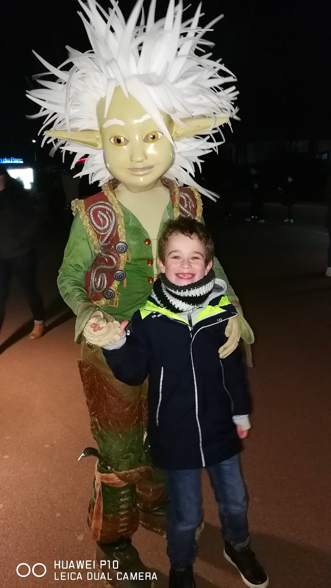 Gabriel participe au concours pour gagner de l'argent avec cette photo : child, costume, event, fashion_design, feather, fictional_character, fun, fur, gesture, glove, hairstyle, happy, iris, joy, mask, masque, organ, person, personal_protective_equipment, smile
